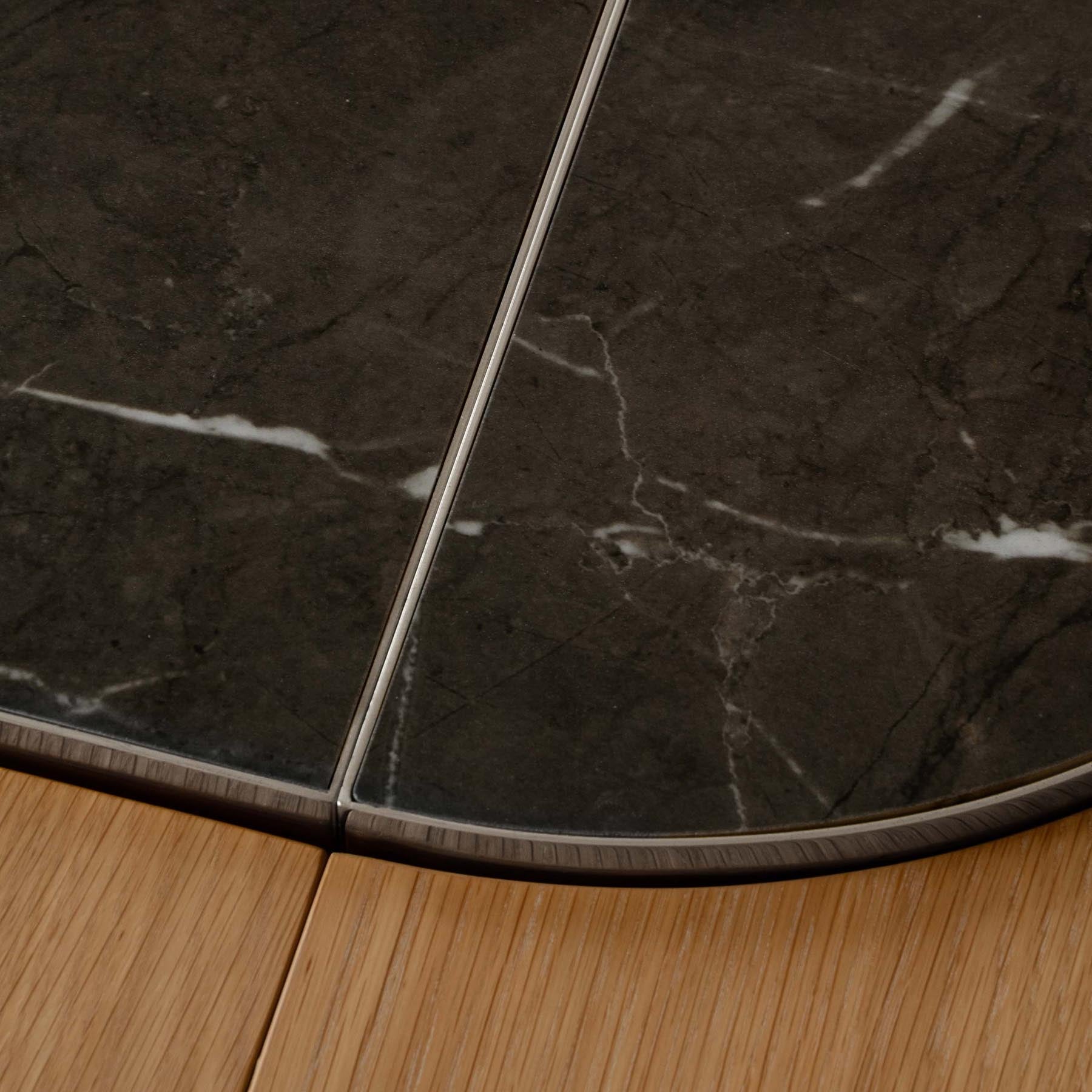 Eleganter Comfort Circle Esstisch von Umage, ausziehbar und in stilvollem Nero steel/Rippled Design, ideal für gesellige Runden.