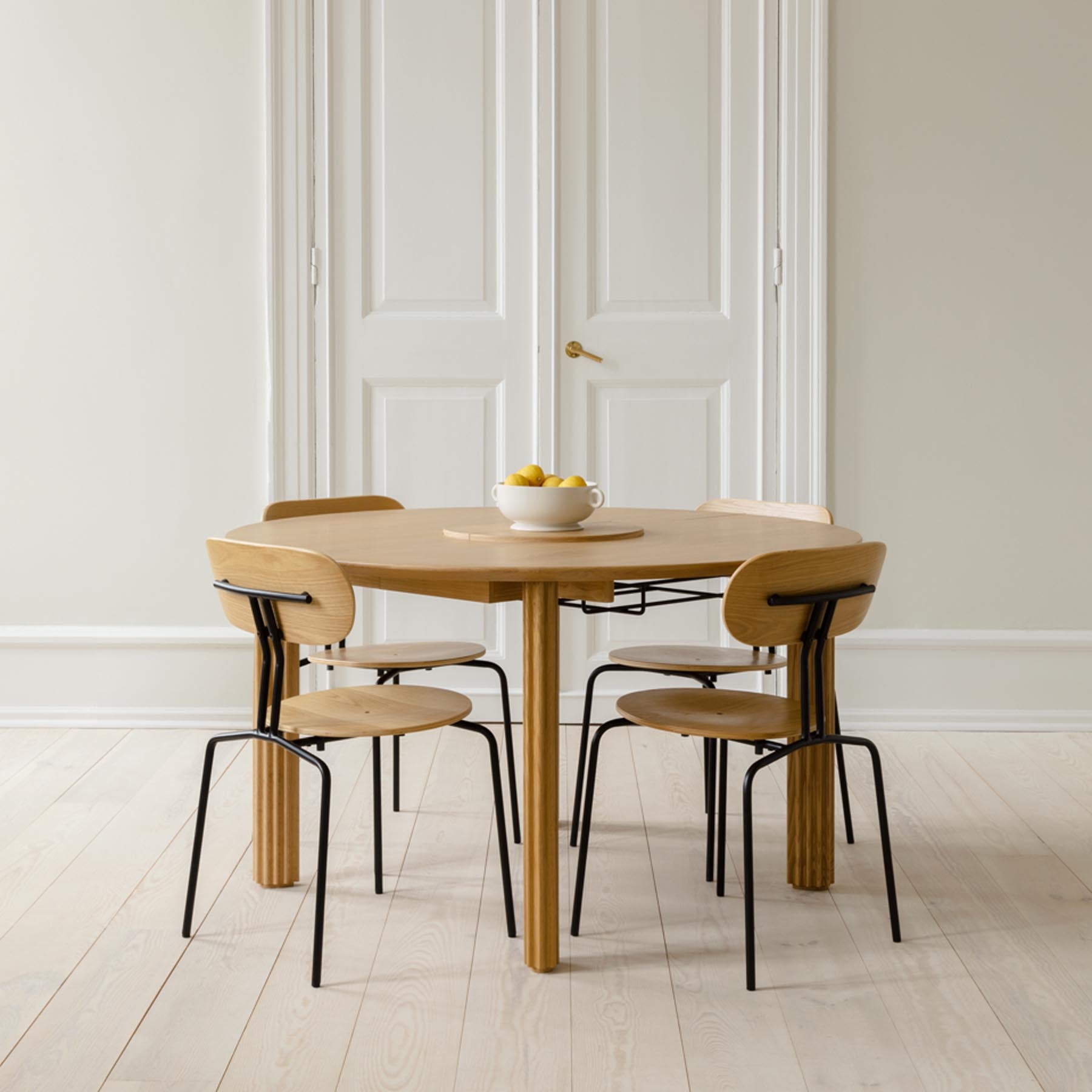 Eleganter Comfort Circle Esstisch von Umage, ausziehbar und aus Eiche, ideal für stilvolle Esszimmer und gesellige Anlässe.