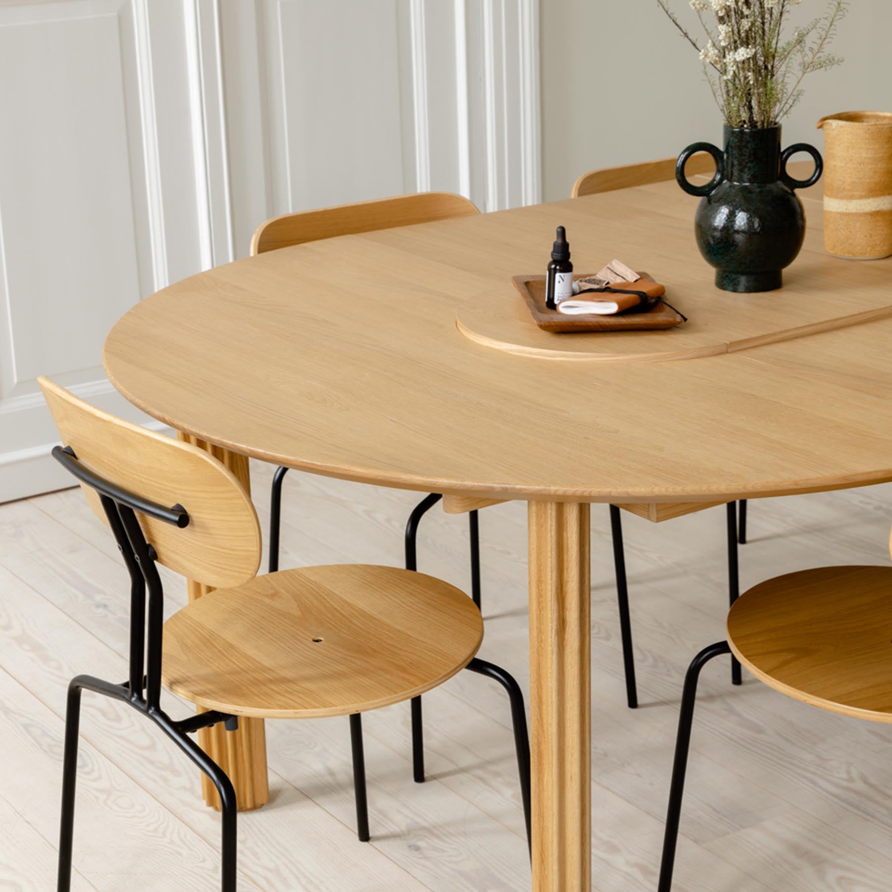Eleganter Comfort Circle Esstisch von Umage, ausziehbar und aus hochwertiger Eiche, ideal für gesellige Zusammenkünfte und modernes Wohndesign.