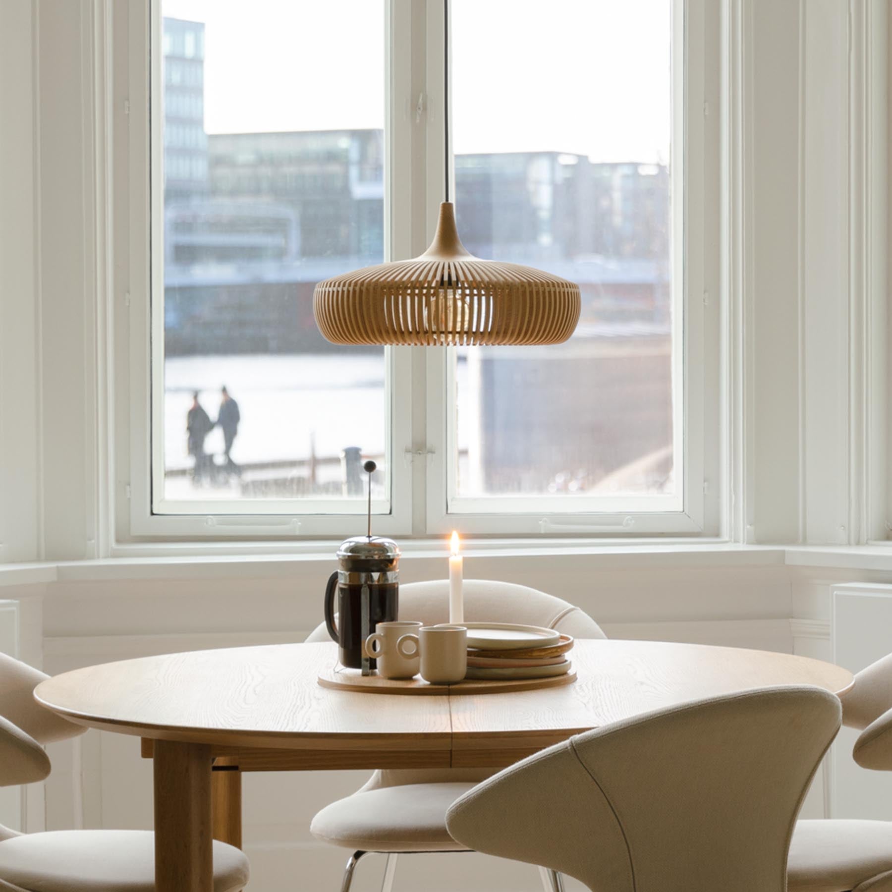 Eleganter Comfort Circle Esstisch von Umage, ausziehbar und aus hochwertiger Eiche, ideal für gemütliche Familienessen und festliche Zusammenkünfte.