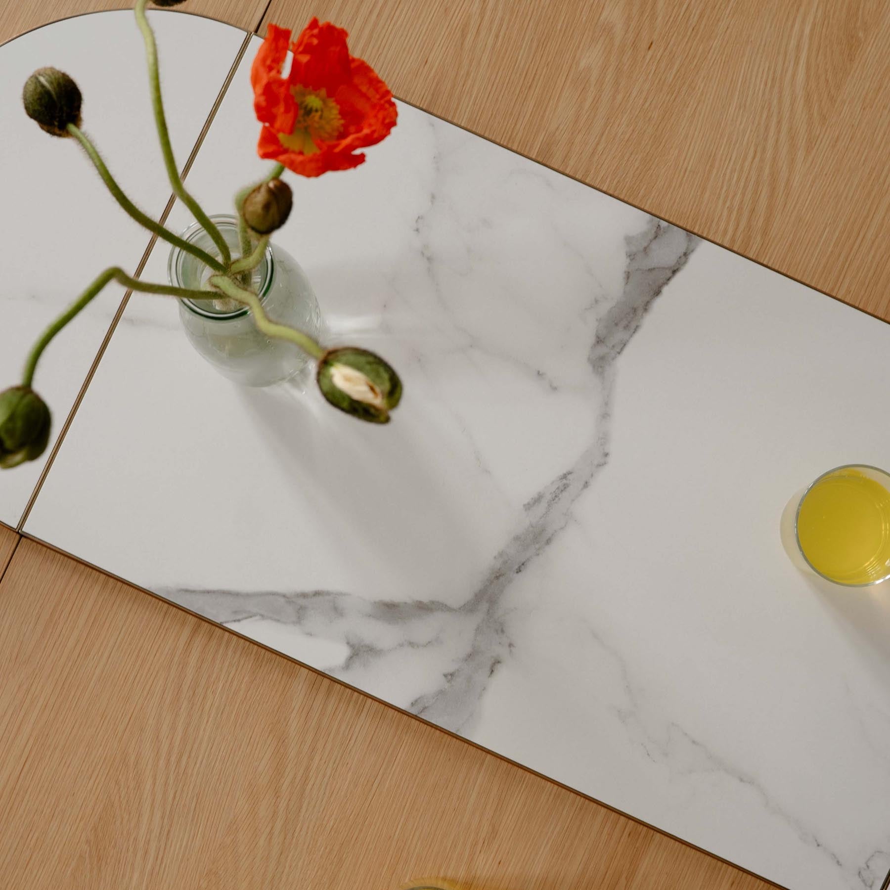 Eleganter Comfort Circle Esstisch von Umage, ausziehbar und in stilvollem Bianco brass/Smooth, ideal für gesellige Essensrunden.