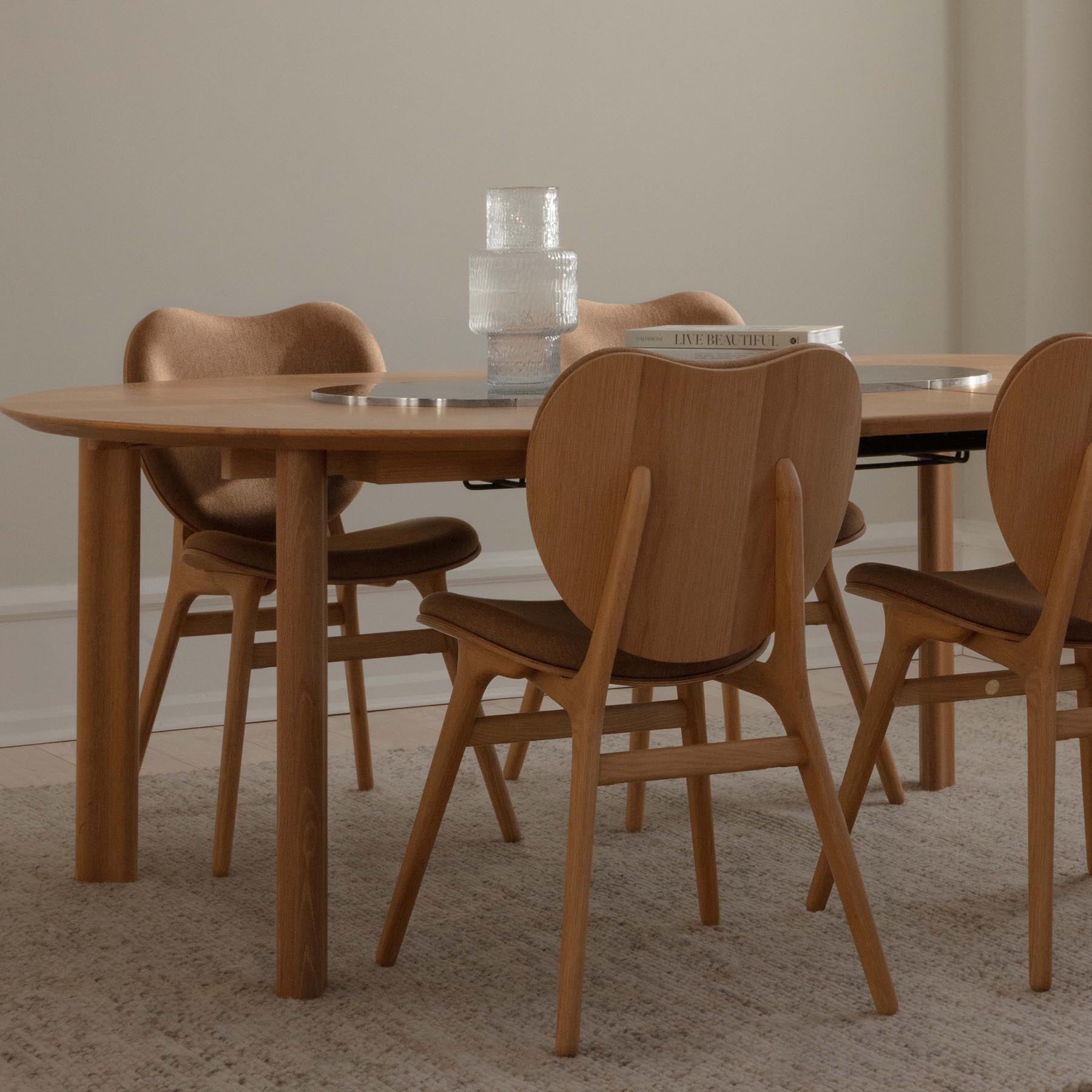 Eleganter Comfort Circle Esstisch von Umage, ausziehbar und in stilvollem Nero steel/Smooth, ideal für gesellige Runden.