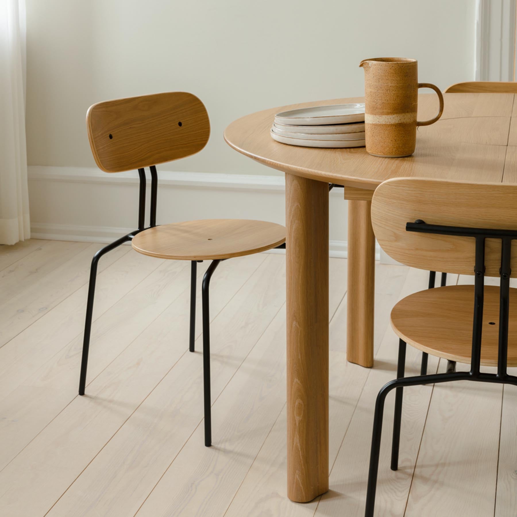 Eleganter Comfort Circle Esstisch von Umage, ausziehbar und aus hochwertiger Eiche, ideal für gemütliche Essensrunden und modernes Wohnen.