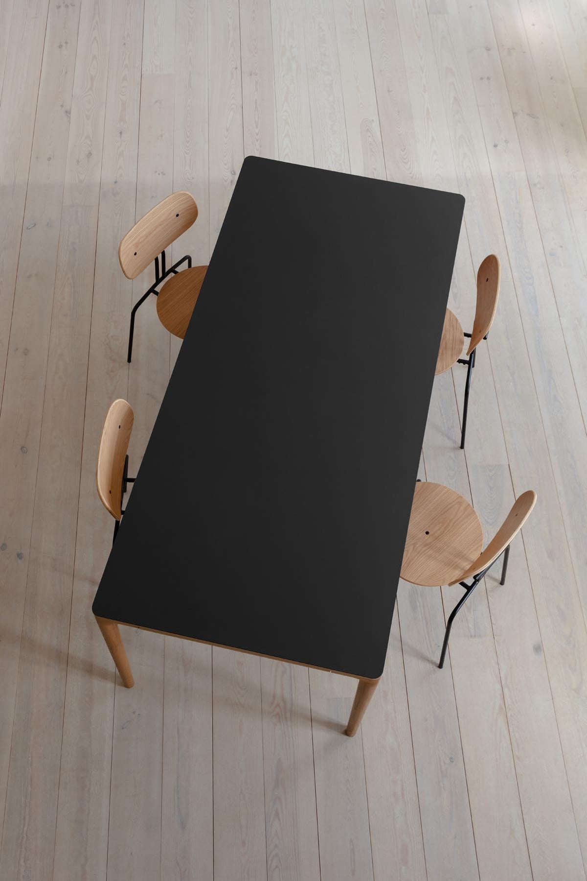 Heart'n'Soul Esstisch in Obsidian Black präsentiert im Onlineshop von KAQTU Design AG. Esstisch ist von Umage
