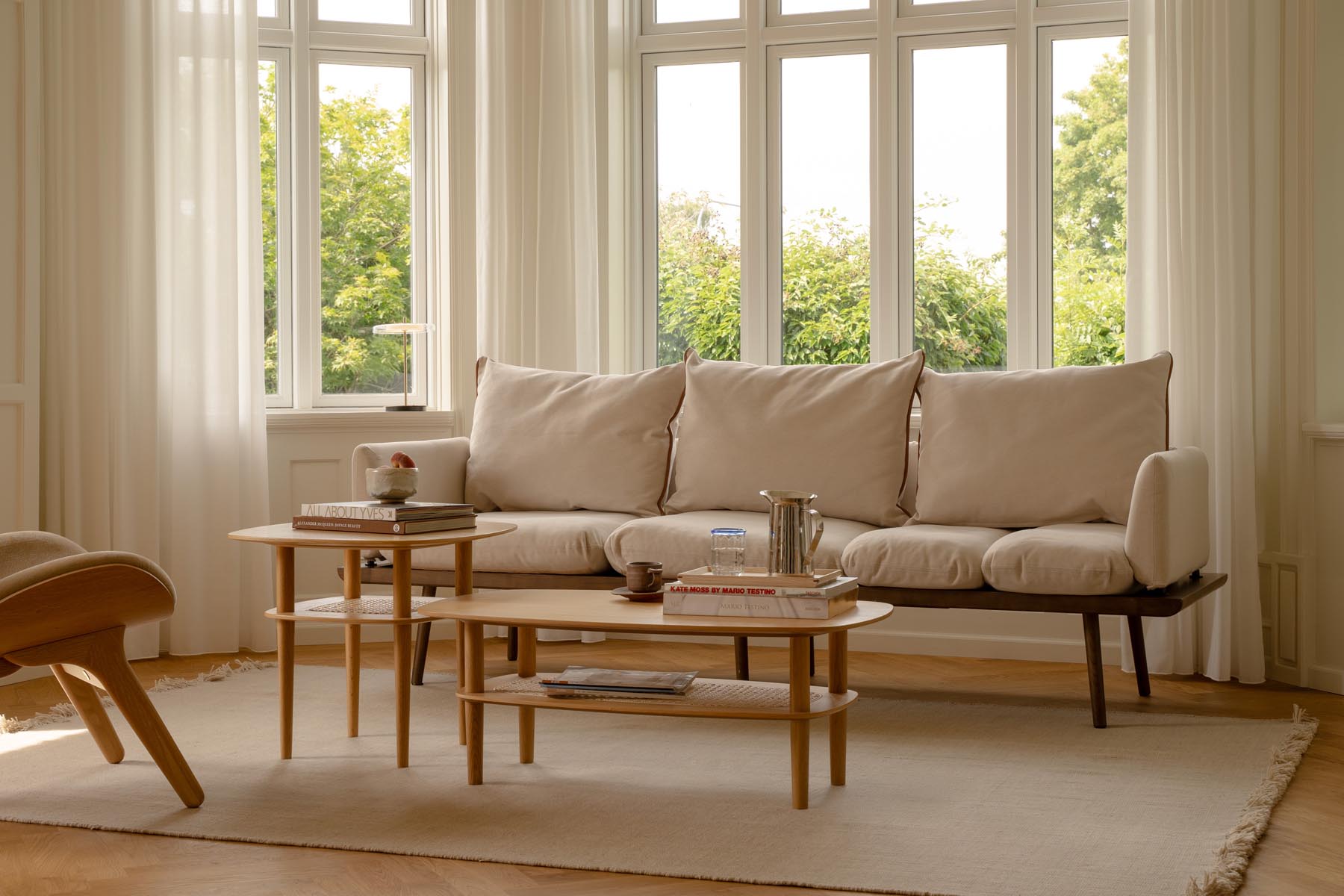 Eleganter Together Smooth Square Couchtisch 60 von Umage, gefertigt aus edlem Eichenholz, ideal für ein modernes Wohnambiente.