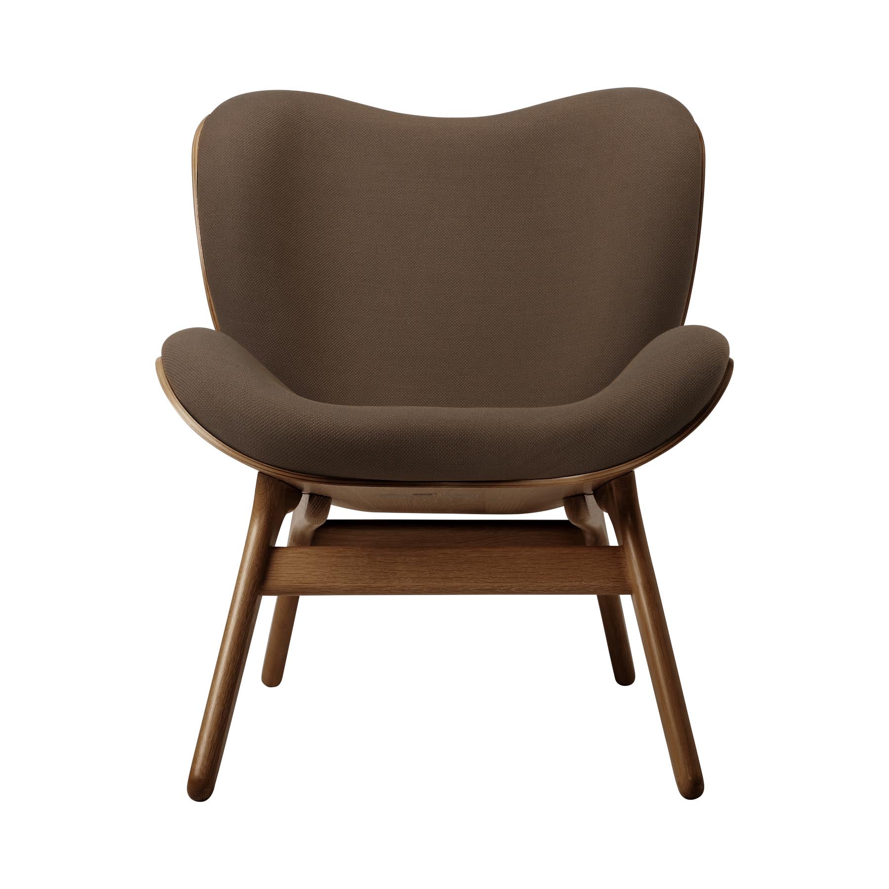 Eleganter Low Sessel in sanftem Mocca von Umage, ideal für entspannte Gespräche und als geschmackvolles Wohnaccessoire.