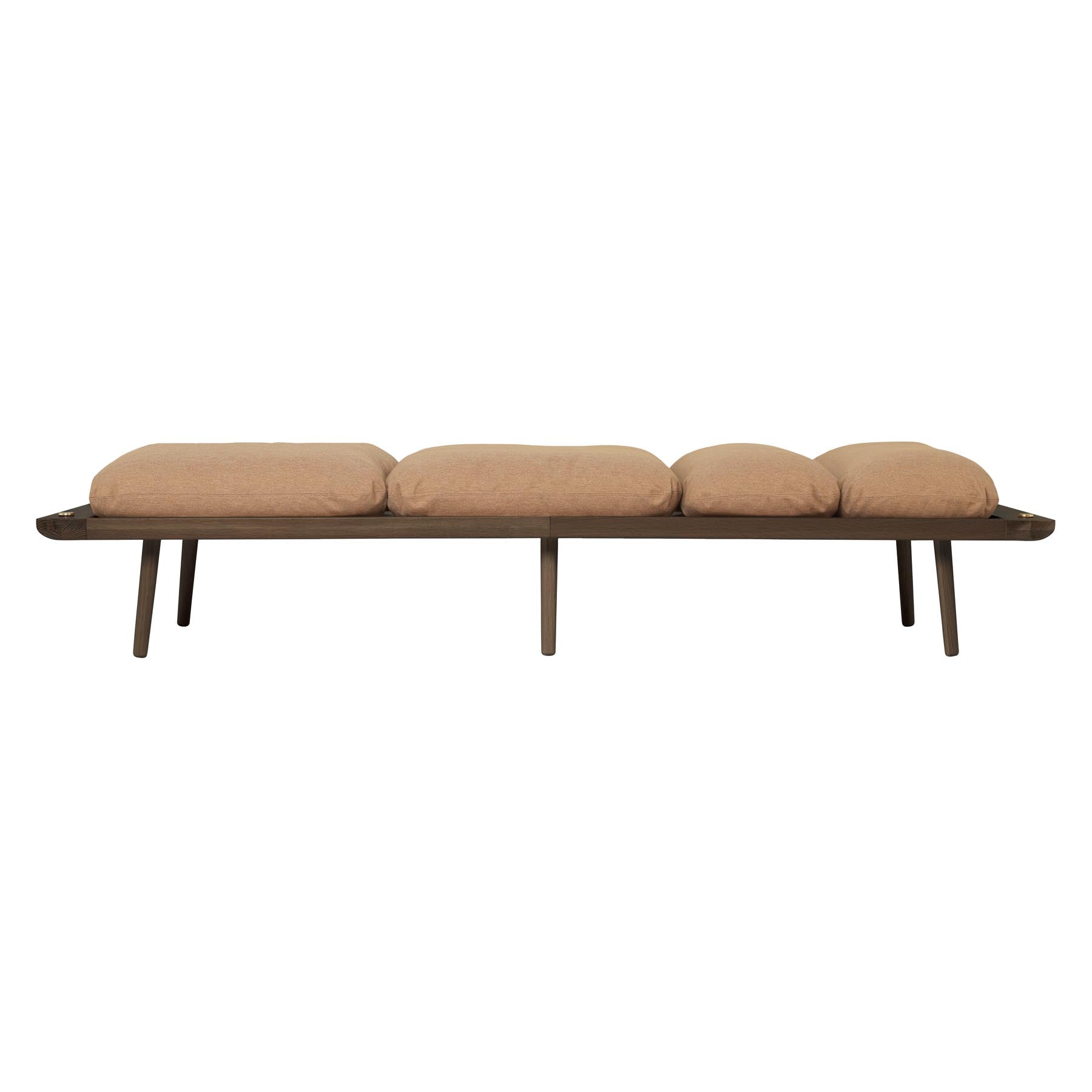 Elegantes Lounge Around Daybed in warmem Sugar Brown, perfekt für entspannende Momente und stilvolle Akzente in jedem Raum.