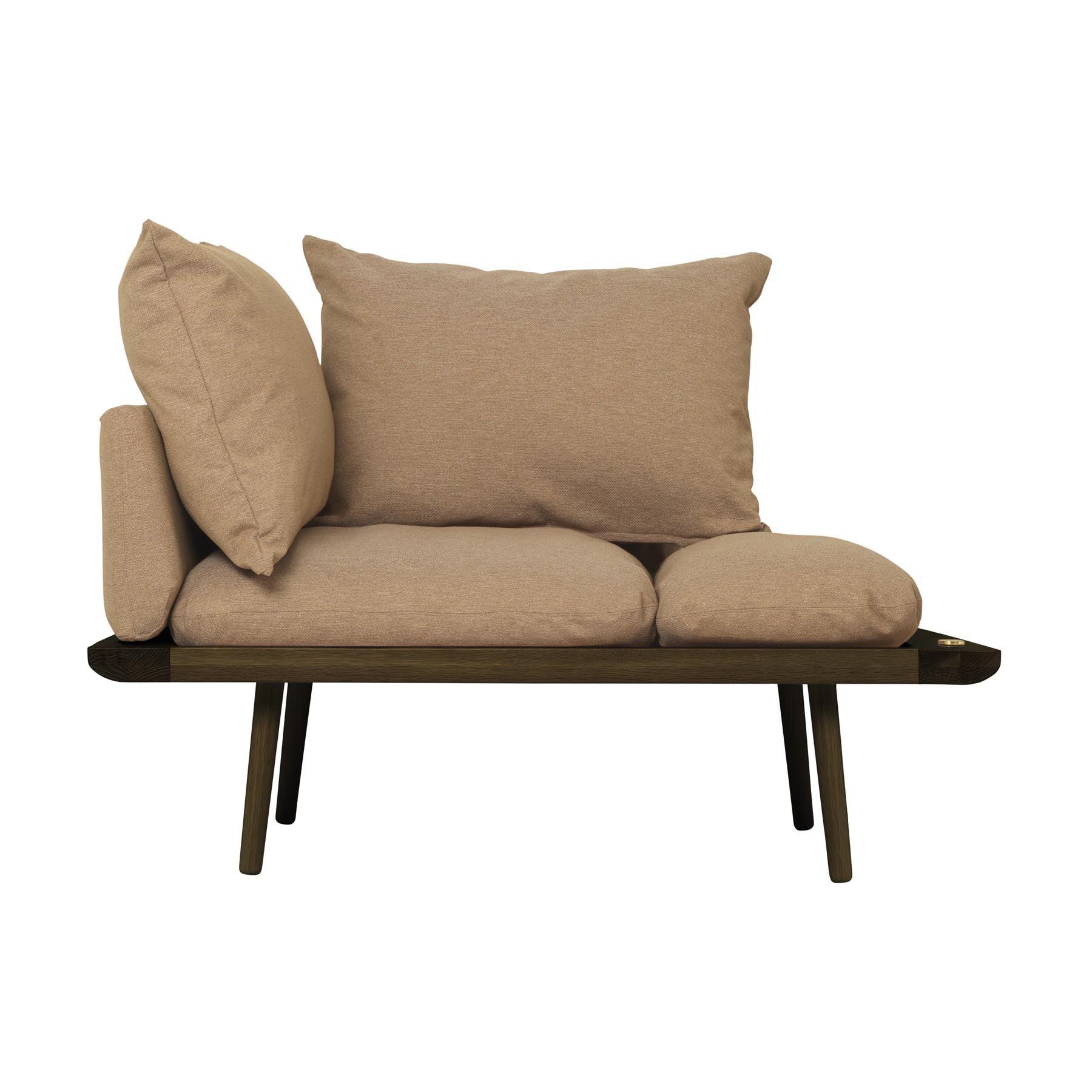 Elegantes Lounge Around 1.5-Sitzer Sofa in warmem Sugar Brown, perfekt für moderne Wohnkonzepte und gemütliche Entspannung.