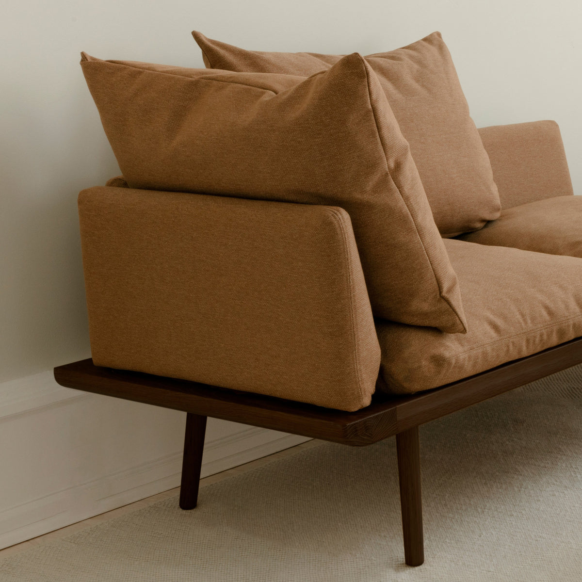 Lounge Around 1.5-Sitzer Sofa in Sugar Brown präsentiert im Onlineshop von KAQTU Design AG. 2er Sofa ist von Umage