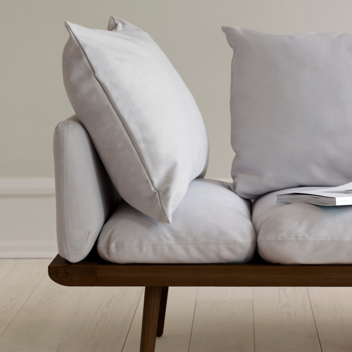 Lounge Around 1.5-Sitzer Sofa in Sterling präsentiert im Onlineshop von KAQTU Design AG. 2er Sofa ist von Umage