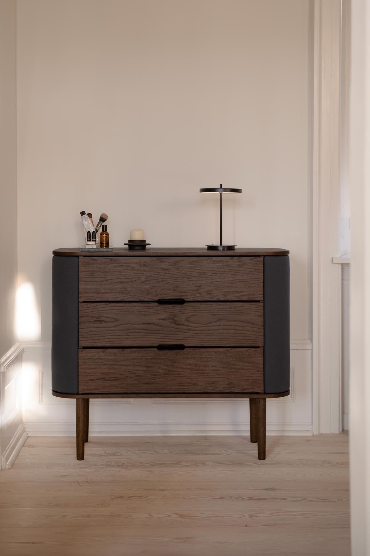 Treasures Dresser in Shadow präsentiert im Onlineshop von KAQTU Design AG. Kommode ist von Umage