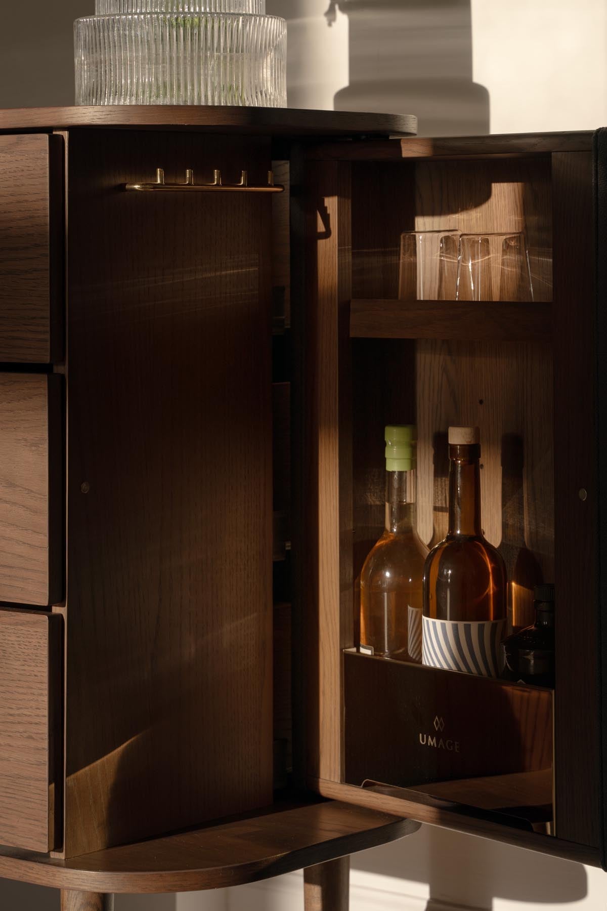 Treasures Dresser in Shadow präsentiert im Onlineshop von KAQTU Design AG. Kommode ist von Umage