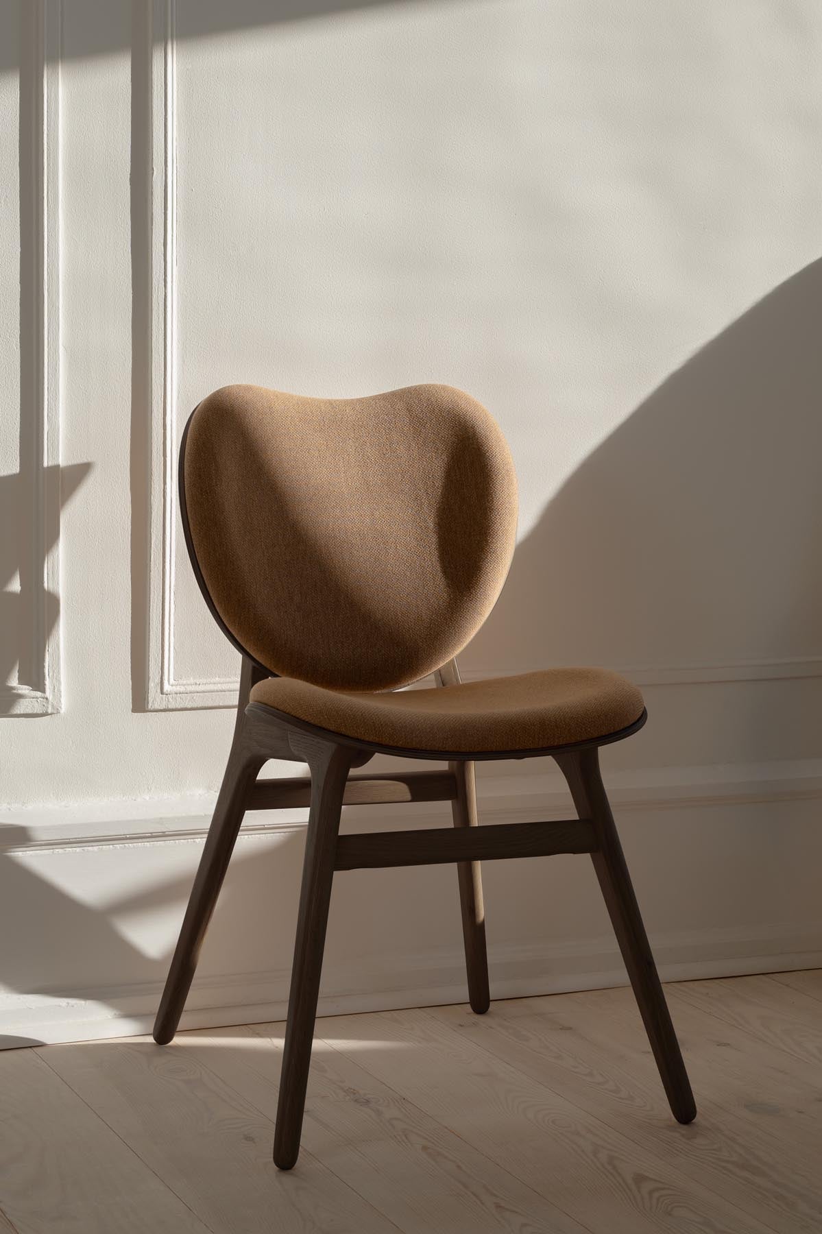 Eleganter Esszimmerstuhl A Conversation Piece von Umage in warmem Sugar Brown, ideal für gemütliche Esszimmer und gesellige Runden.