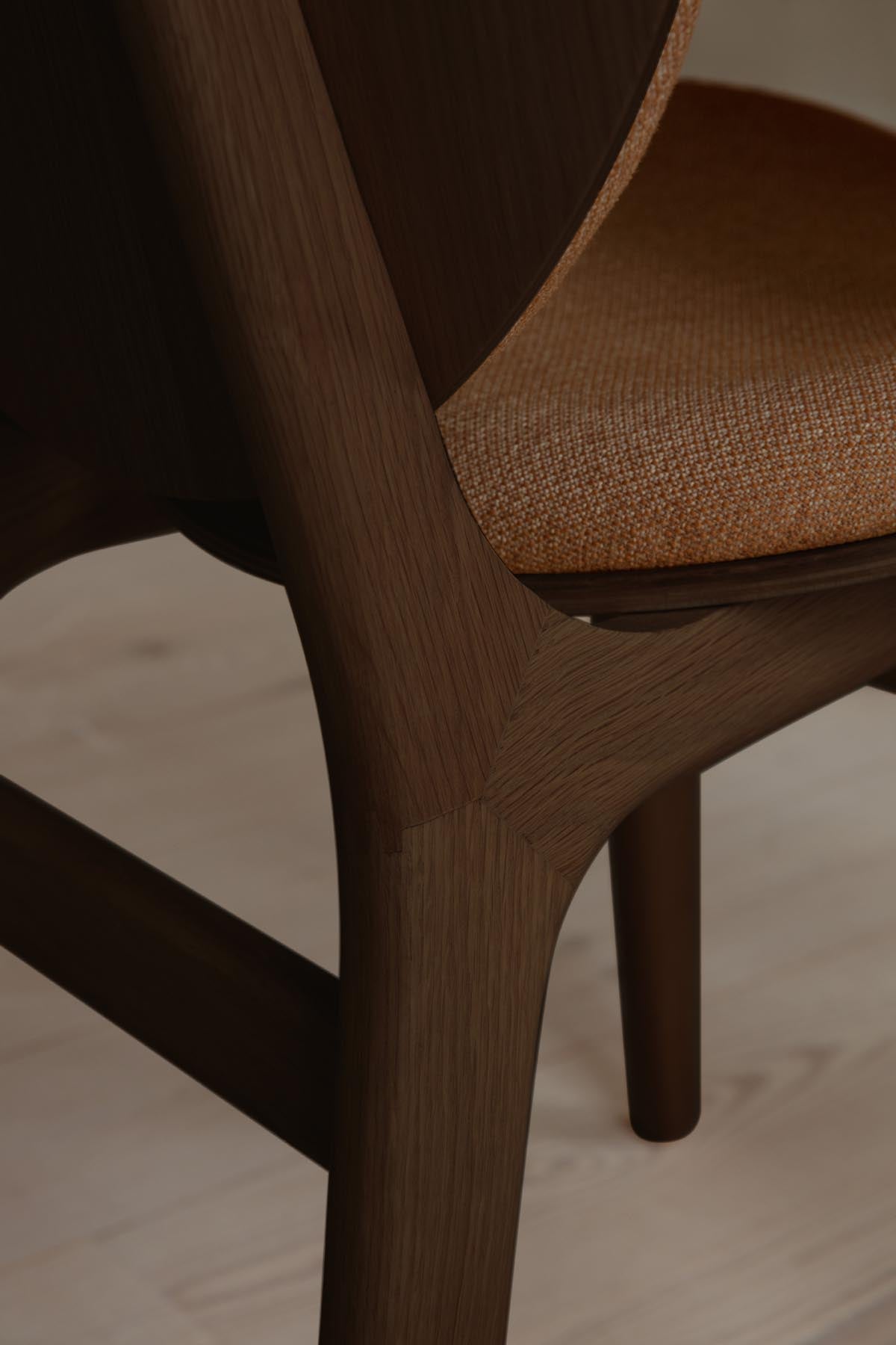 Eleganter Esszimmerstuhl A Conversation Piece von Umage in warmem Sugar Brown, ideal für gemütliche Esszimmer und gesellige Runden.
