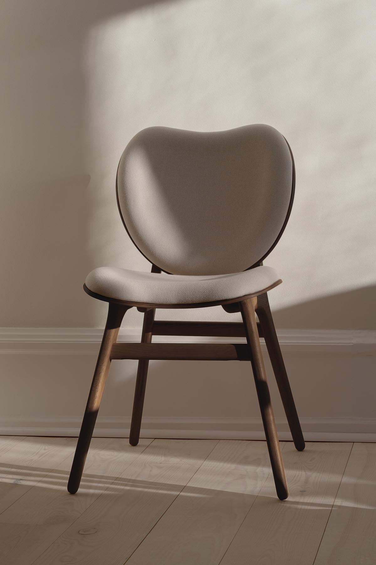 A Conversation Piece Esszimmerstuhl in White Sands präsentiert im Onlineshop von KAQTU Design AG. Stuhl ist von Umage