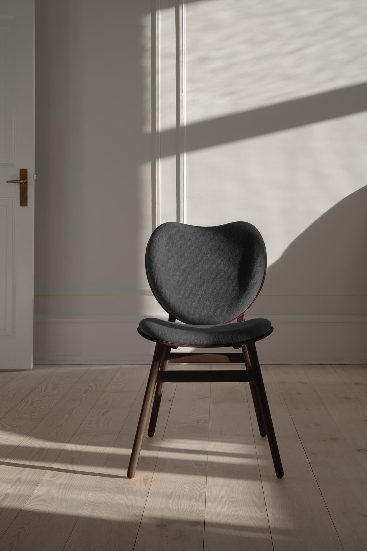 A Conversation Piece Esszimmerstuhl in Shadow präsentiert im Onlineshop von KAQTU Design AG. Stuhl ist von Umage