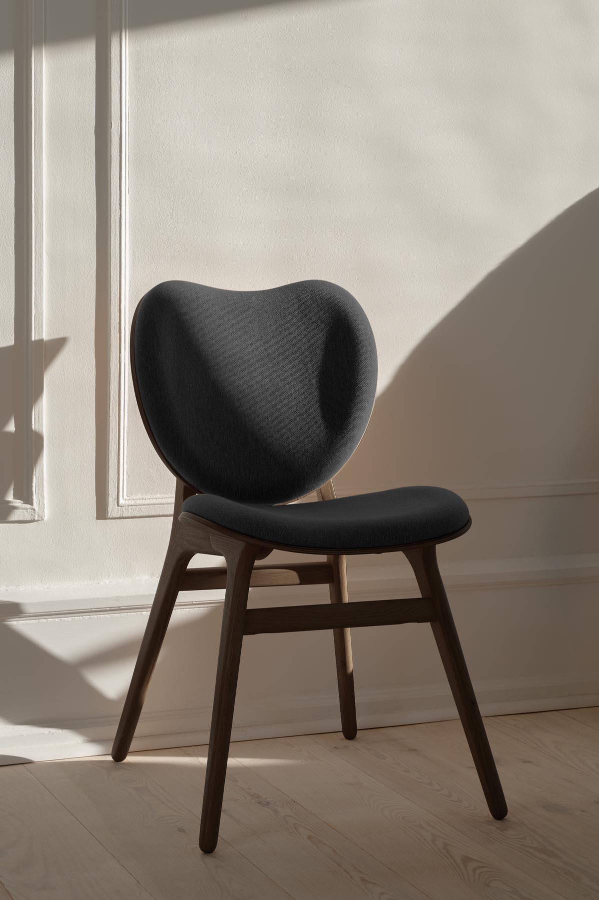 Eleganter Esszimmerstuhl A Conversation Piece von Umage in stilvollem Shadow, ideal für gemütliche Essbereiche und gesellige Runden.