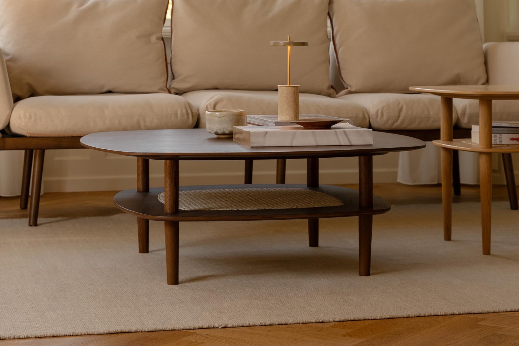 Eleganter Together Smooth Square Couchtisch 100 in dunkler Eiche, ideal für stilvolle Wohnräume und gemütliche Abende.
