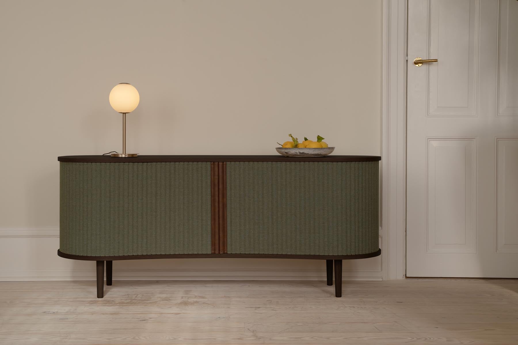 Elegantes Audacious Sideboard von Umage, das mit seinem minimalistischen Design und sanften Farbtönen jeden Raum aufwertet.