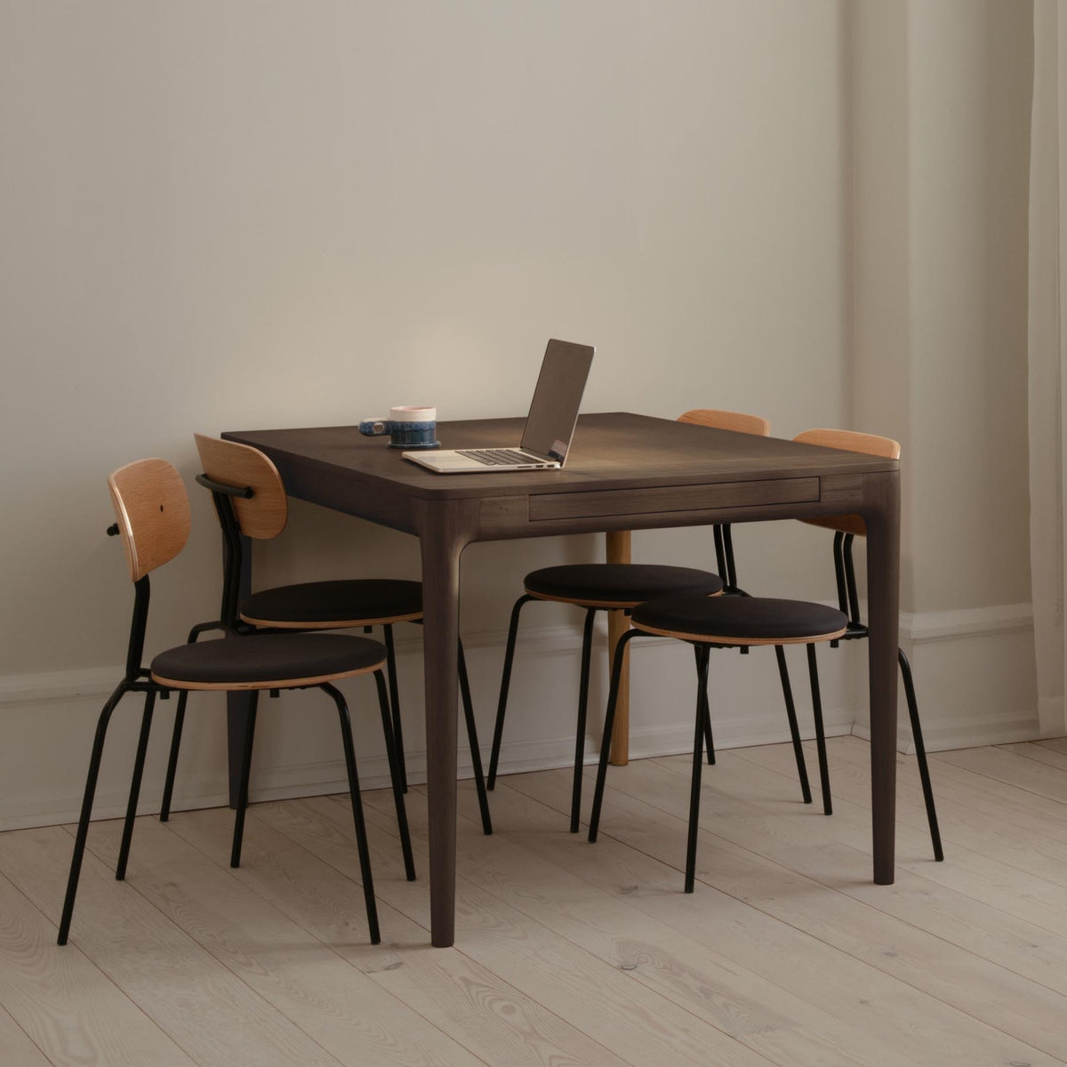 Heart'n'Soul Esstisch in Walnut präsentiert im Onlineshop von KAQTU Design AG. Esstisch ist von Umage