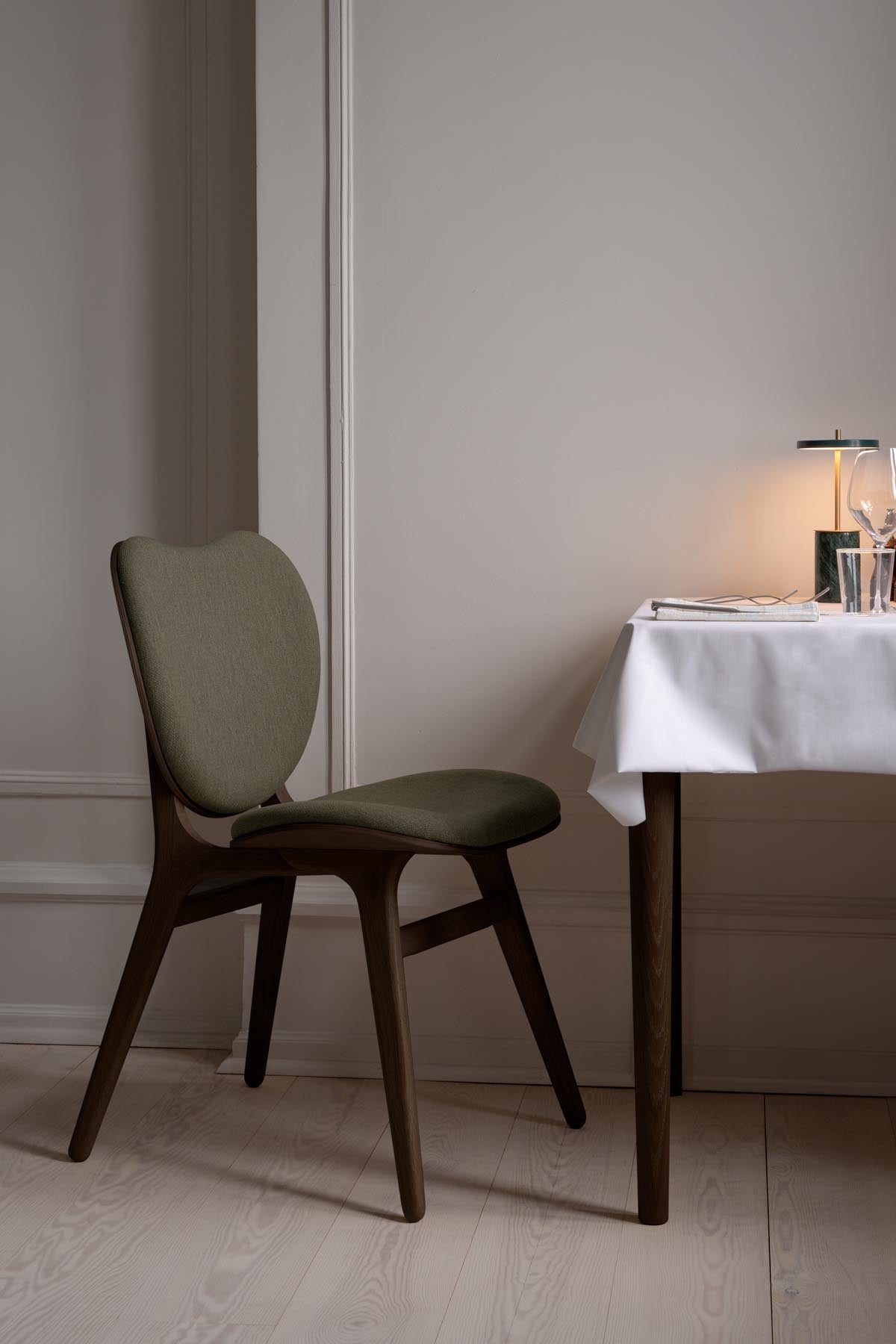 Eleganter Esszimmerstuhl A Conversation Piece von Umage in sanften Grüntönen, ideal für stilvolle und gemütliche Esszimmer.