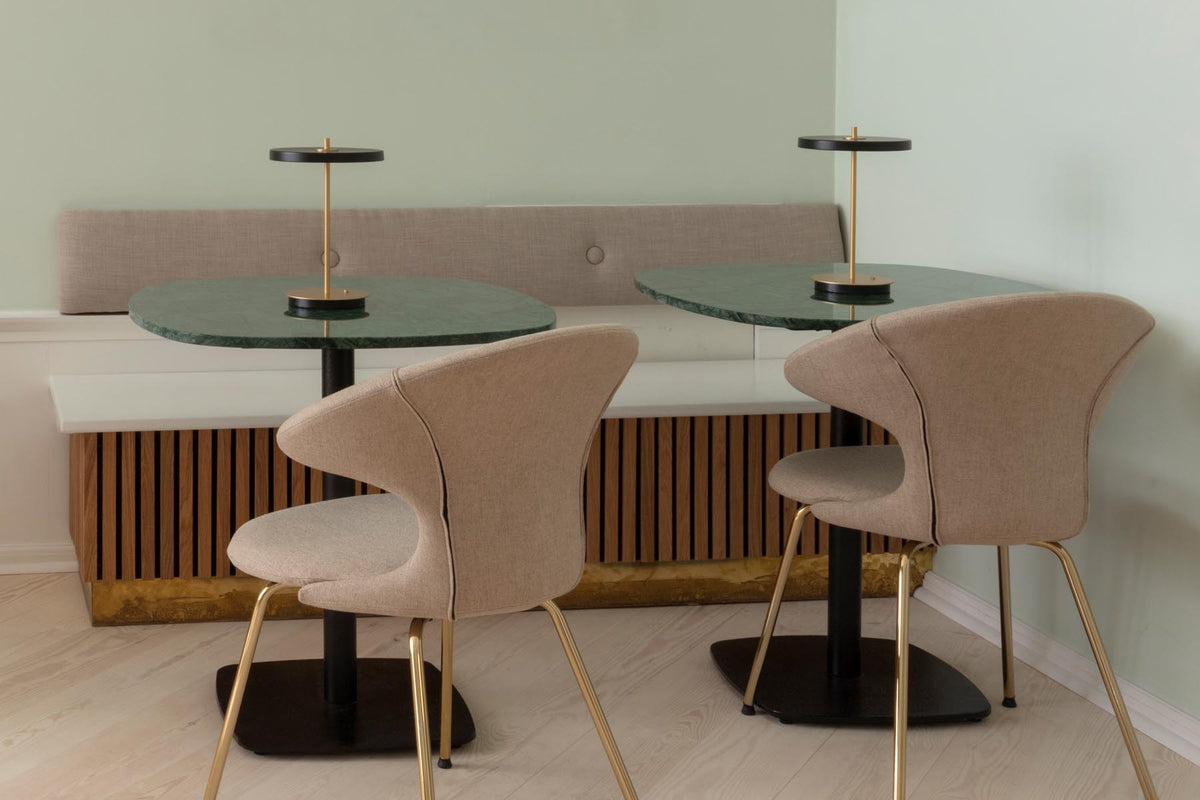 Time Flies Stuhl in White Sands präsentiert im Onlineshop von KAQTU Design AG. Stuhl mit Armlehne ist von Umage