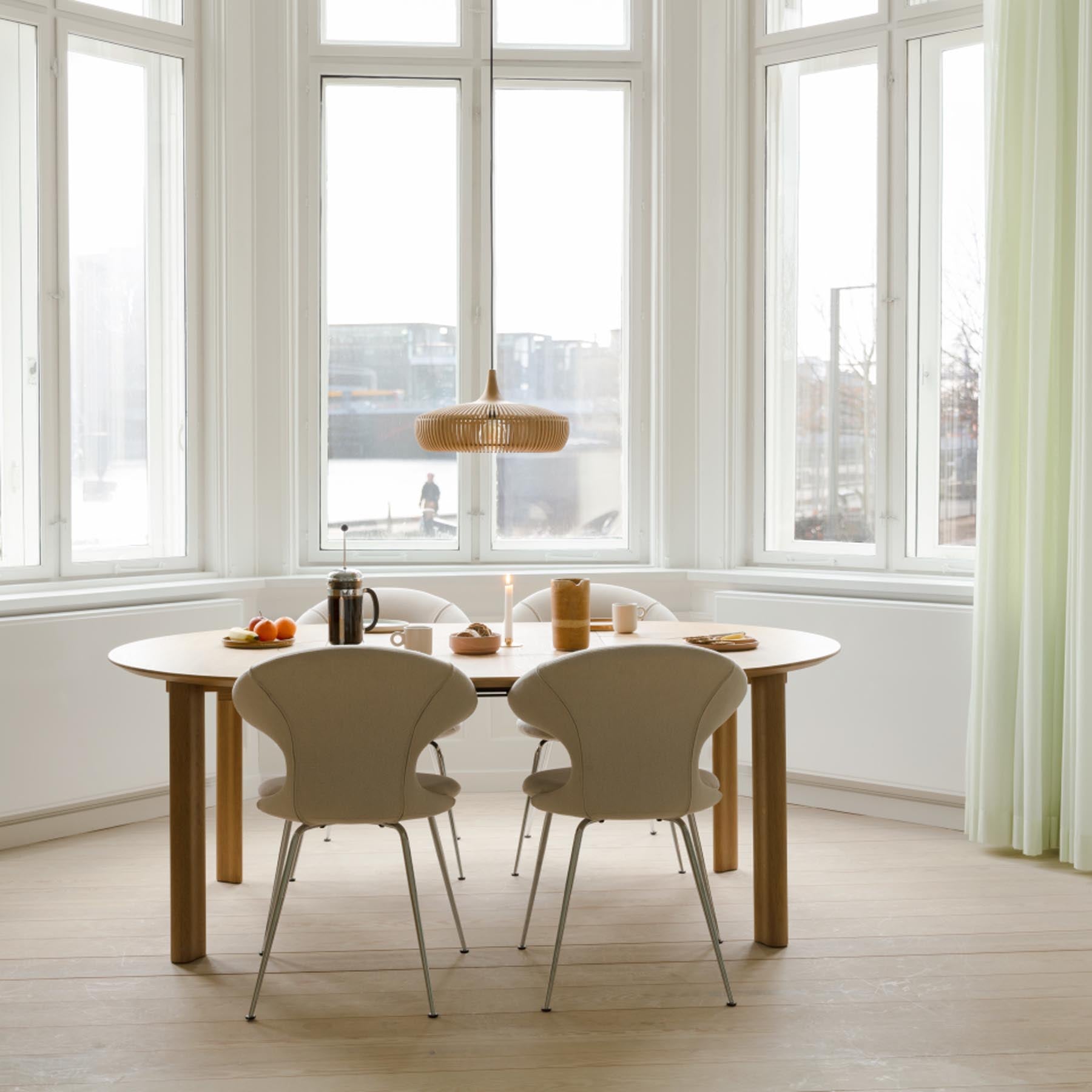 Moderner Time Flies Stuhl von Umage in zartem Weiß, perfekt für elegante Interiors, ausgestattet mit bequemen Armlehnen und einem zeitgemäßen Design.