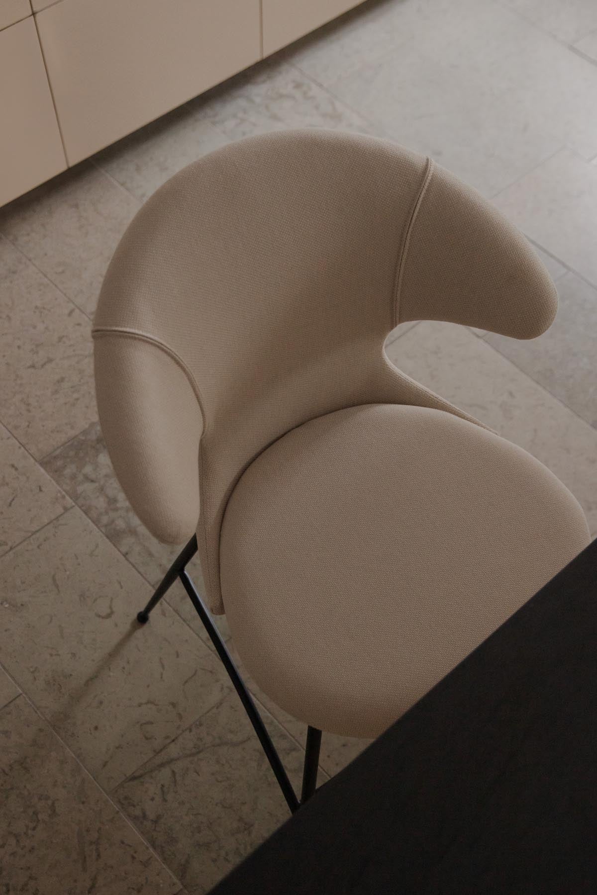 Eleganter Barstuhl Time Flies von Umage in White Sands, der durch seine Armlehnen und modernes Design sowohl Stil als auch Bequemlichkeit bietet.