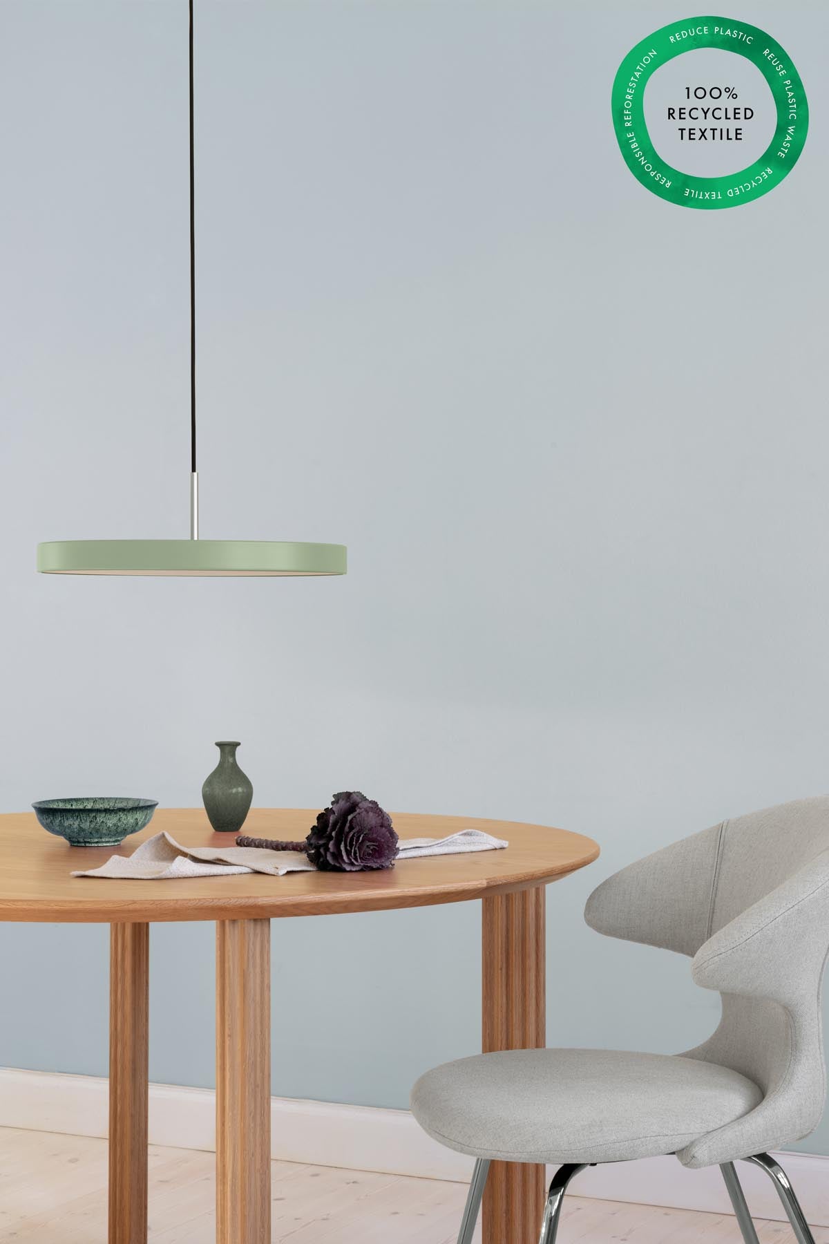 Eleganter Time Flies Stuhl mit Armlehnen in stilvollem Sterling, ideal für moderne Wohnkonzepte und geschmackvolle Inneneinrichtungen.