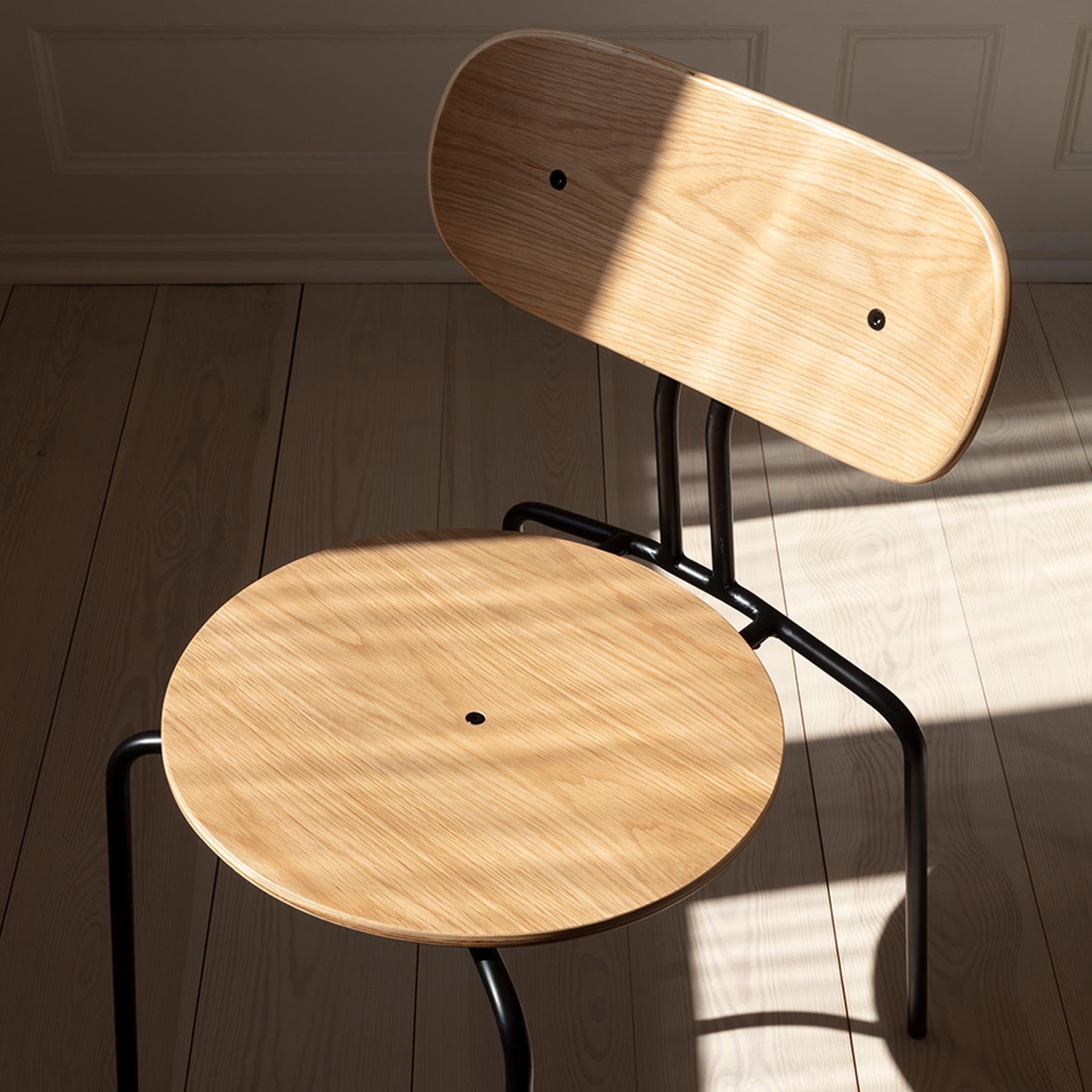 Eleganter Curious Stuhl von Umage mit weicher Polsterung, ideal für stilvolle Wohnräume und gemütliche Sitzgelegenheiten.