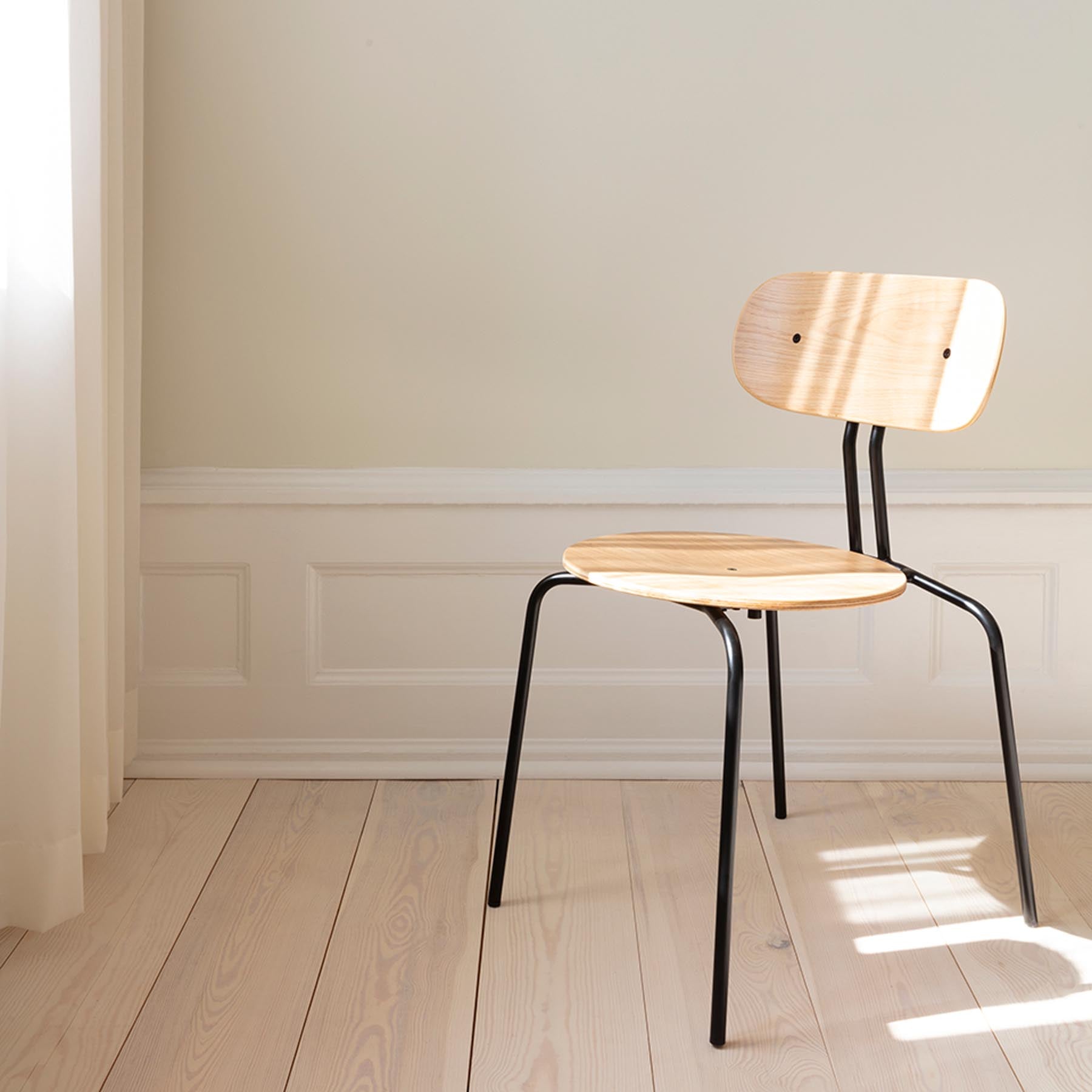 Eleganter Curious Stuhl von Umage mit weicher Polsterung, ideal für stilvolle Wohnräume und entspannte Sitzgelegenheiten.