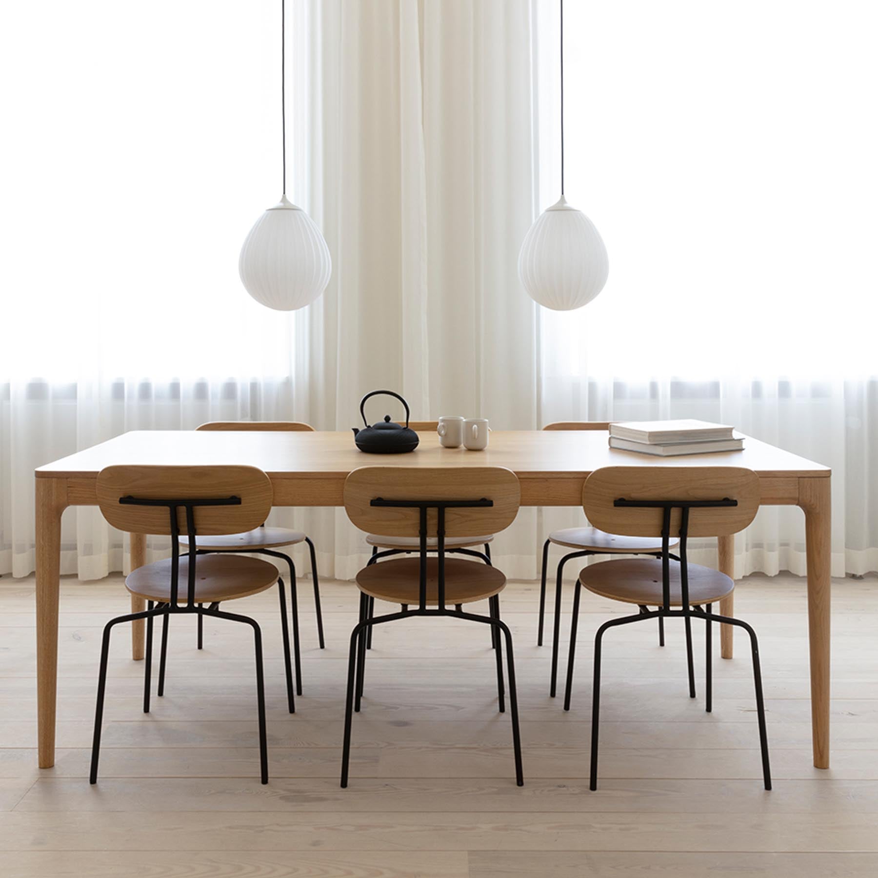 Eleganter gepolsterter Curious Stuhl von Umage, ideal für stilvolle Interiors und komfortable Entspannung in jedem Raum.