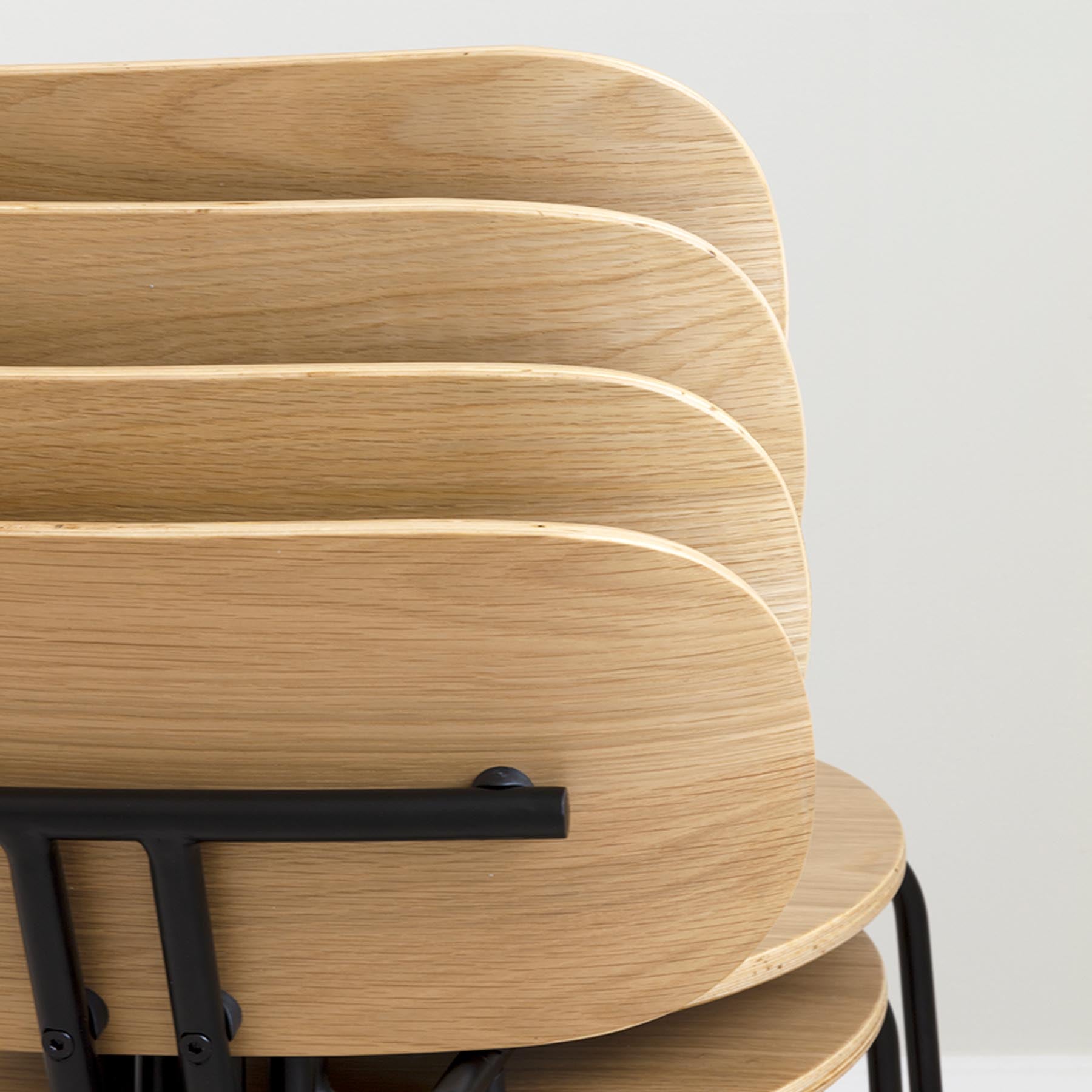 Eleganter gepolsterter Curious Stuhl von Umage mit stilvollen Eichenbeinen, perfekt für gemütliche und moderne Wohnambiente.
