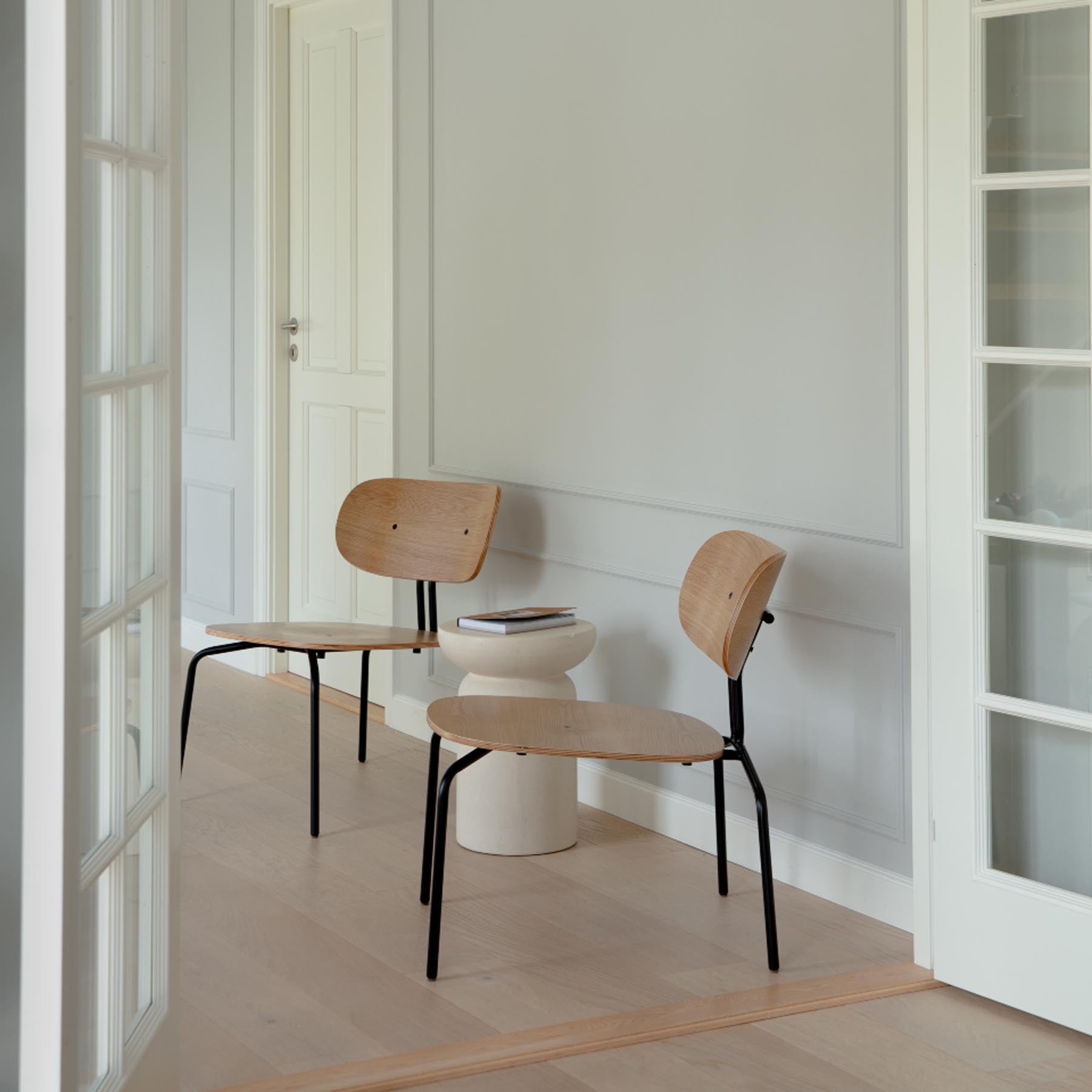Eleganter Curious Sessel von Umage in stilvollem Sterling, ideal für gemütliche Wohnräume und entspannende Leseecken.