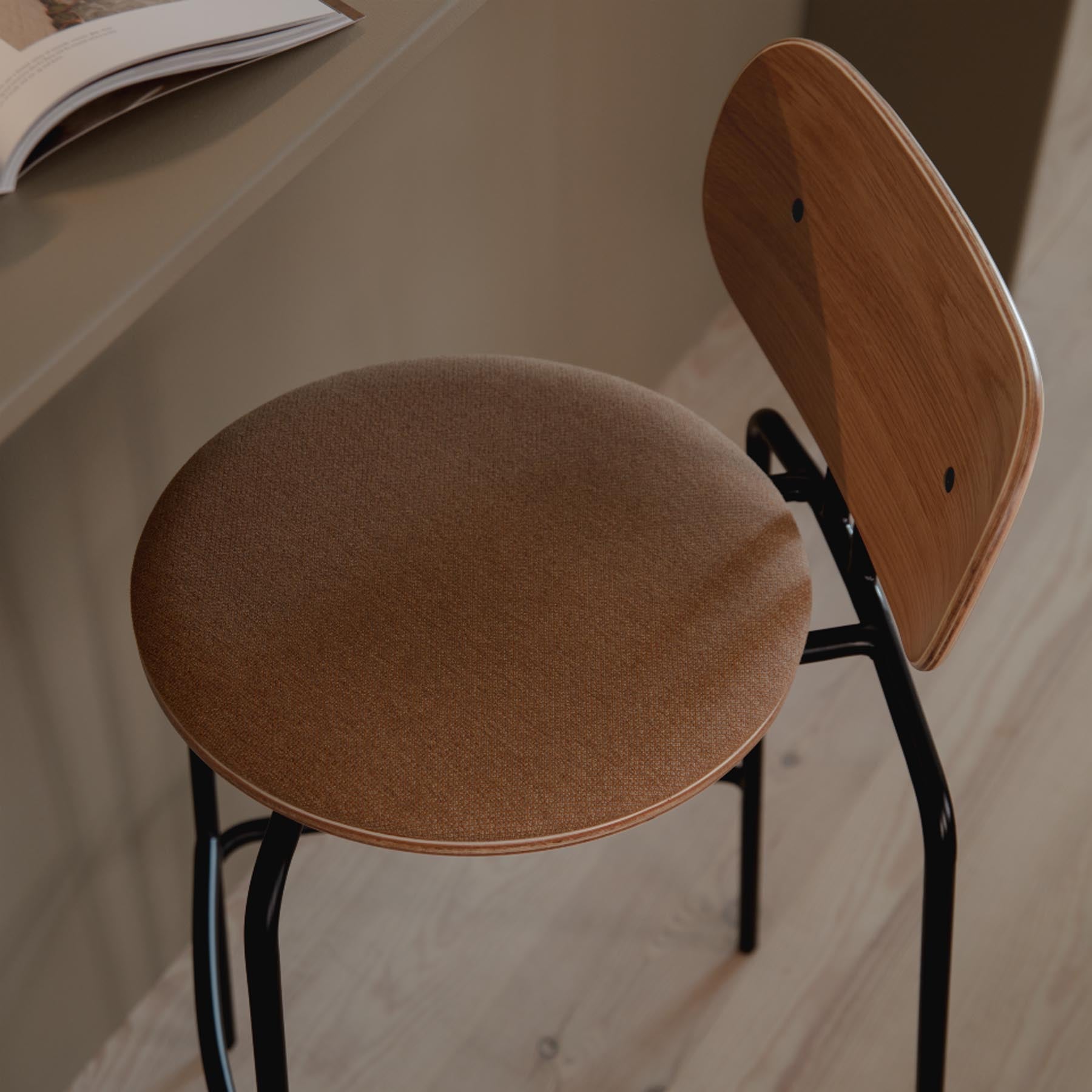 Eleganter Curious Barstuhl in Sugar Brown von Umage, ideal für stilvolle Bars und Essbereiche. Vereint Komfort und modernes Design.