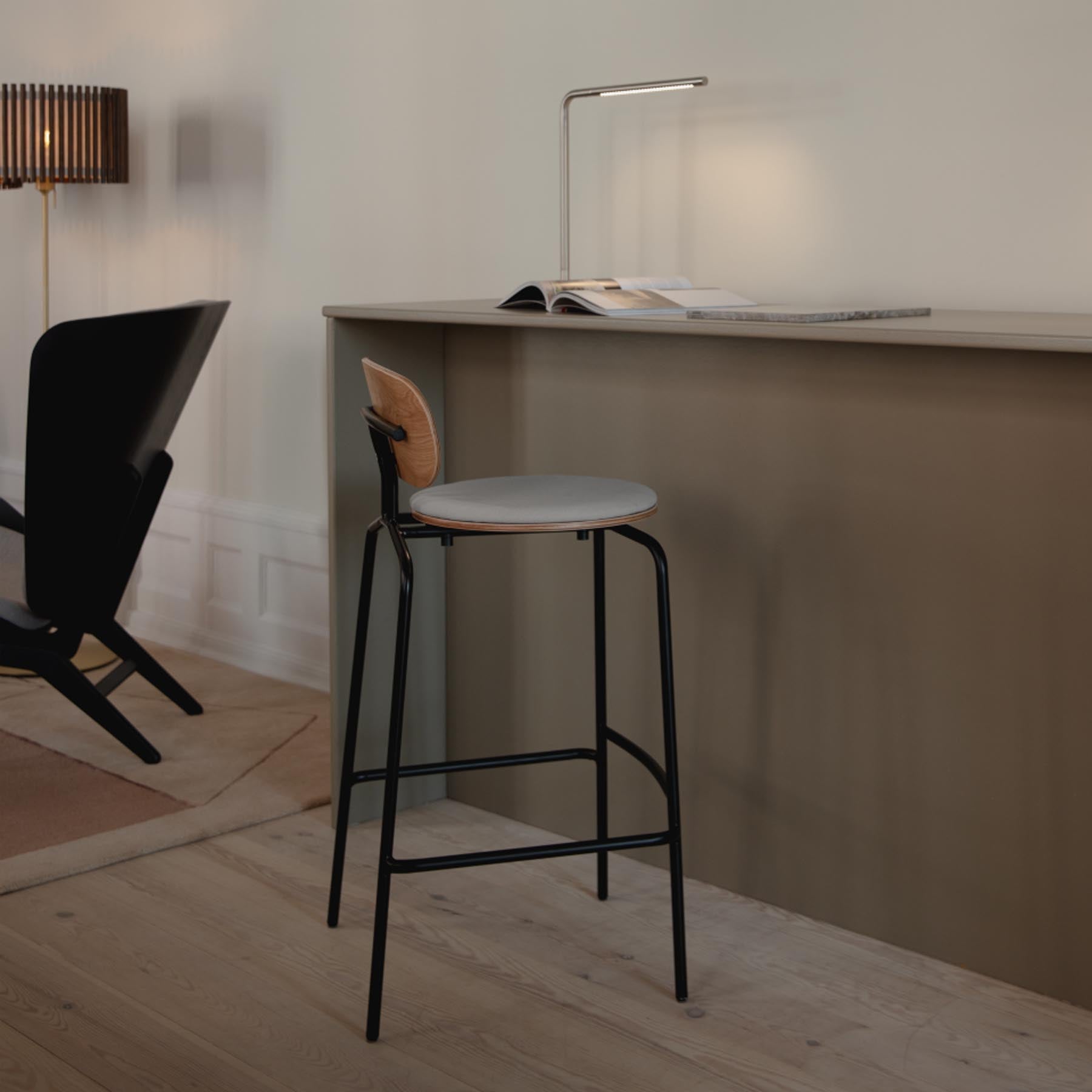 Moderner Curious Barstuhl von Umage in edlem Sterling, perfekt für stilvolle Bars und einladende Wohnräume. Bequem und designorientiert.