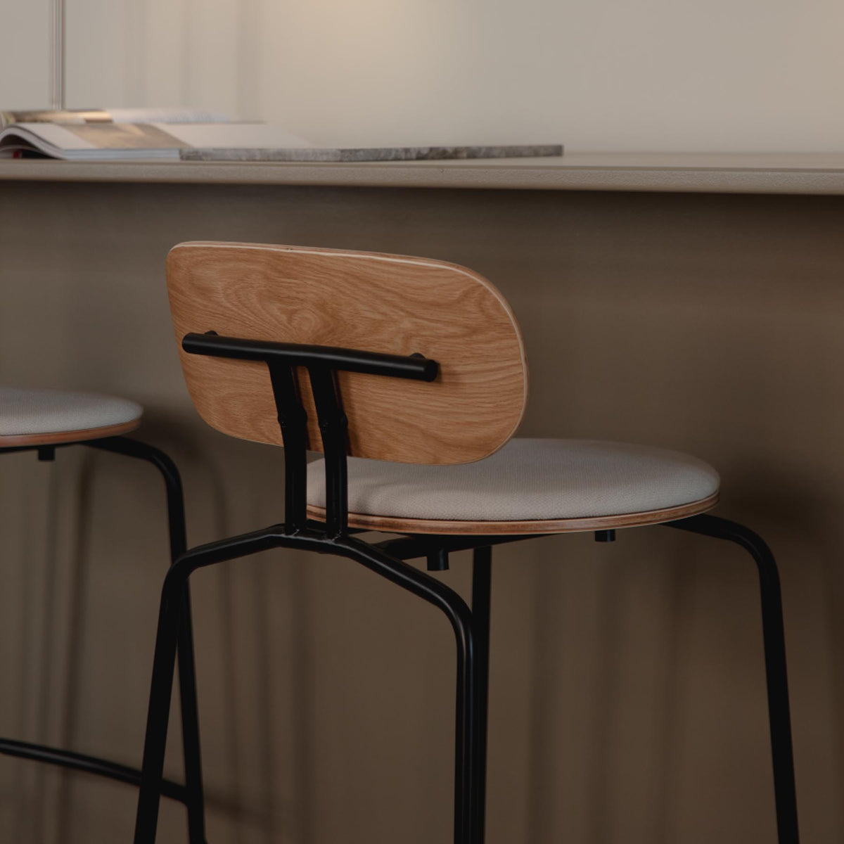 Curious Barstuhl in Sterling präsentiert im Onlineshop von KAQTU Design AG. Barstuhl ist von Umage