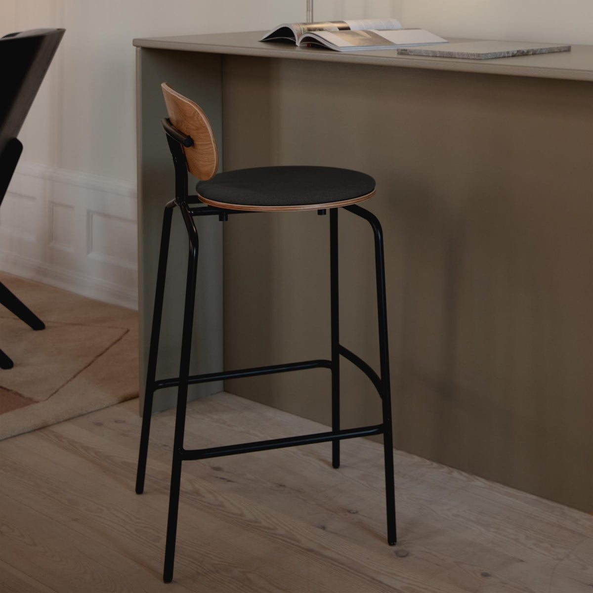 Curious Barstuhl in Shadow präsentiert im Onlineshop von KAQTU Design AG. Barstuhl ist von Umage