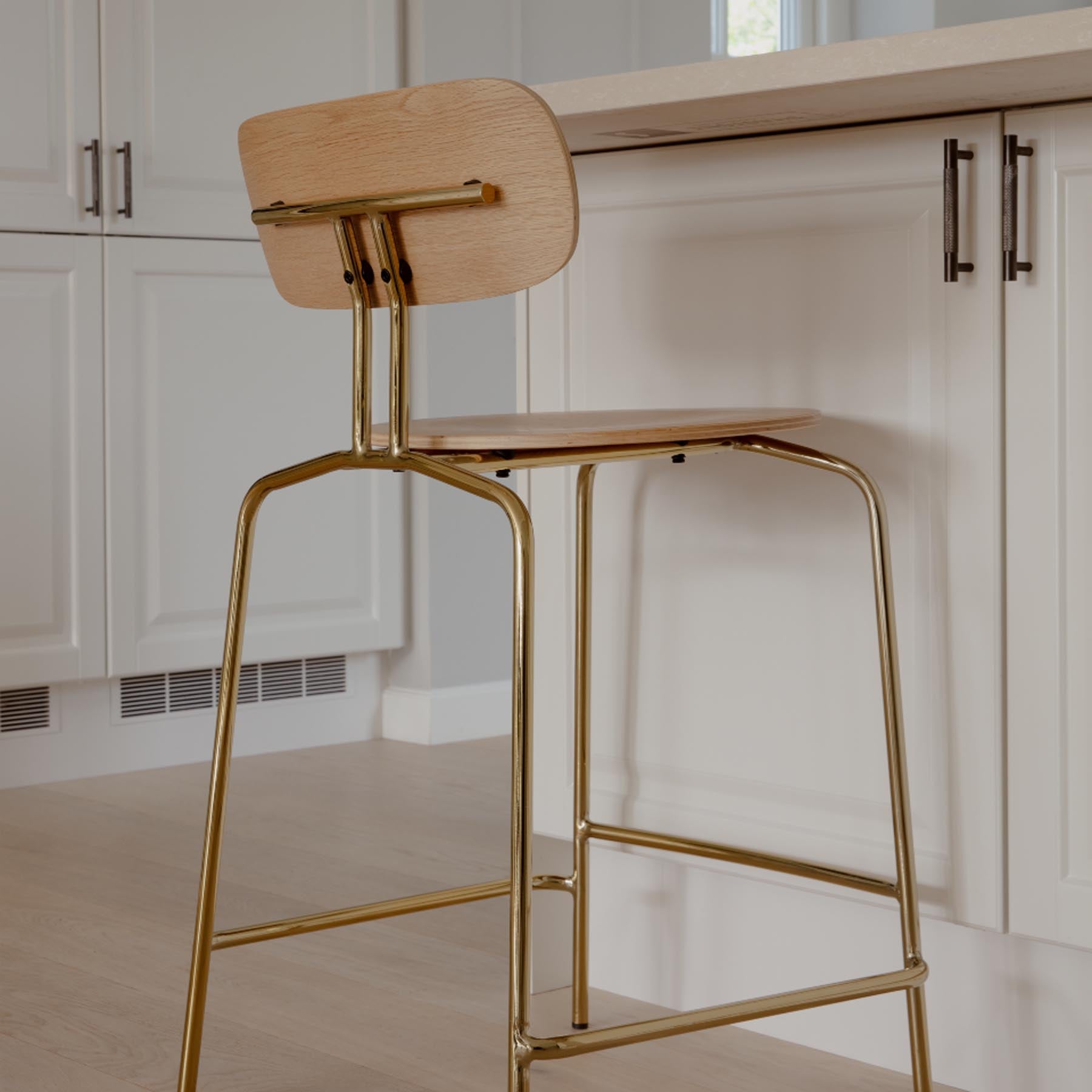 Eleganter Curious Counter-Stuhl von Umage, ideal für moderne Wohnräume, bietet eine harmonische Kombination aus Design und Bequemlichkeit.