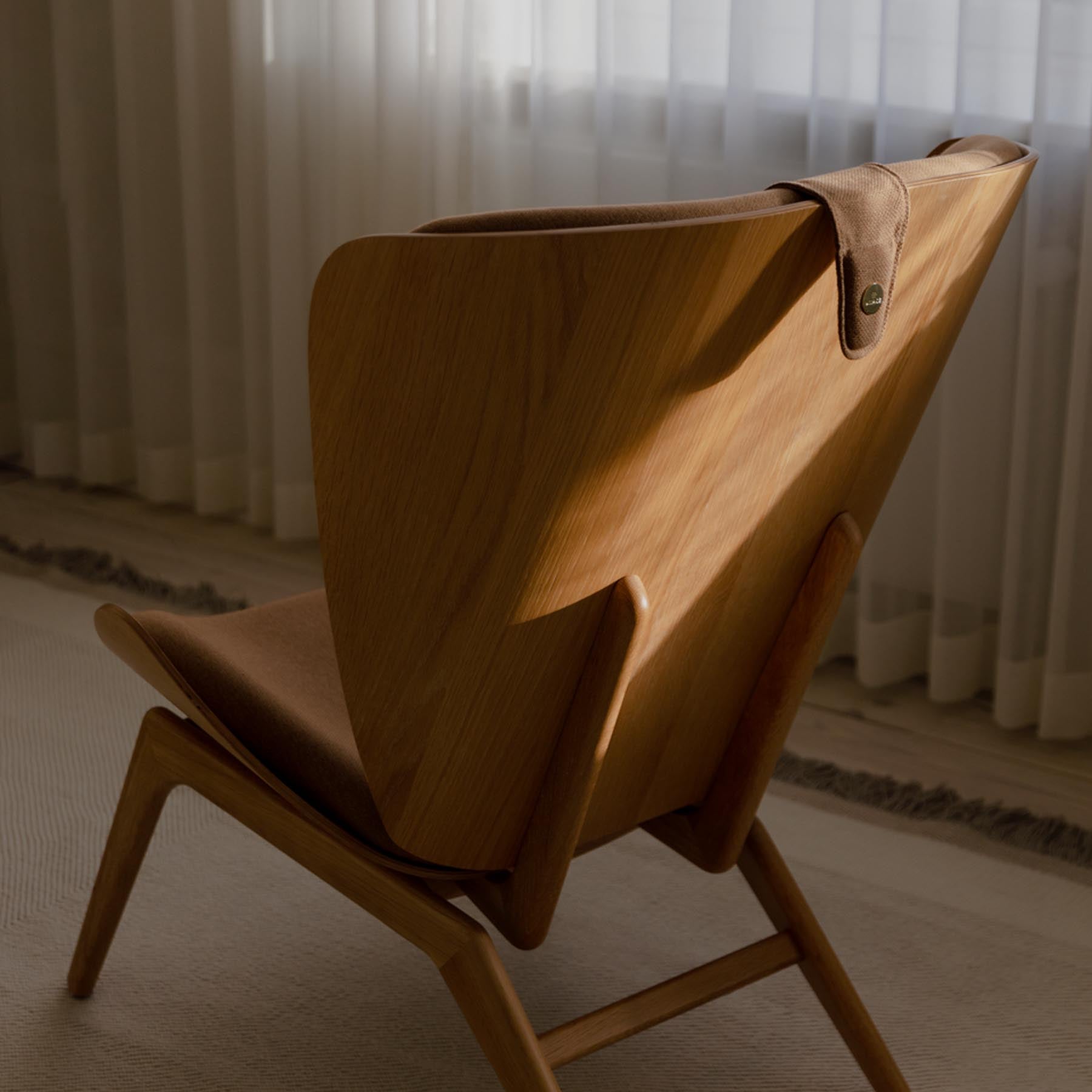 Stylischer Neck Rest in warmem Sugar Brown für Umage Sessel, bietet zusätzlichen Komfort und Unterstützung für entspannte Stunden.