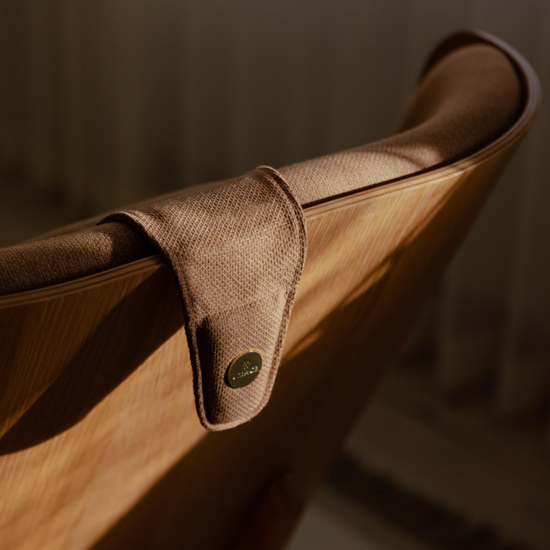 Eleganter Nackenstütze in warmem Sugar Brown, ideal für Umage Sessel, sorgt für optimalen Komfort und Entspannung beim Sitzen.