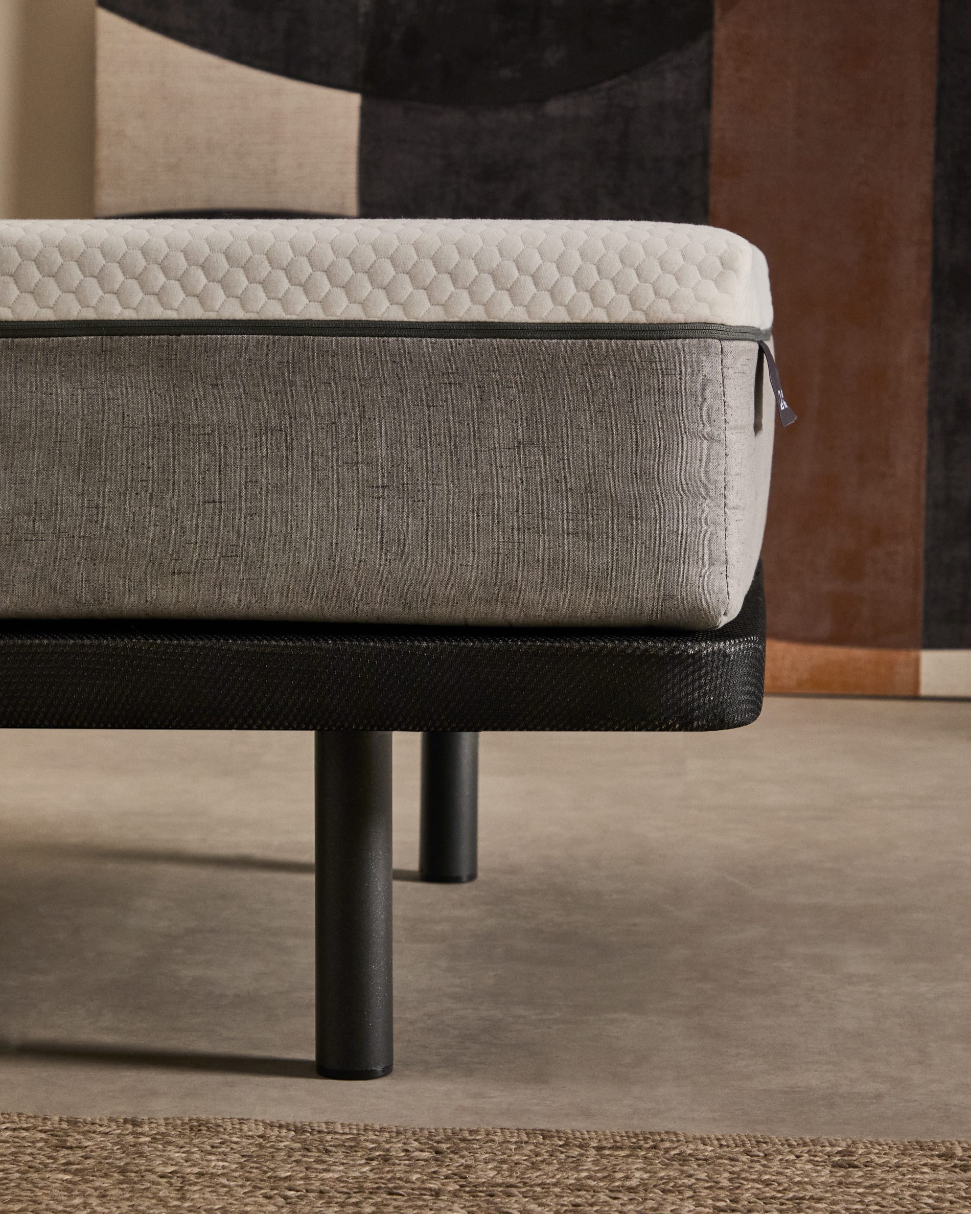 Das Under Bettgestell 80x200 cm von Kave Home bietet modernes Design und Funktionalität für Ihr Schlafzimmer.