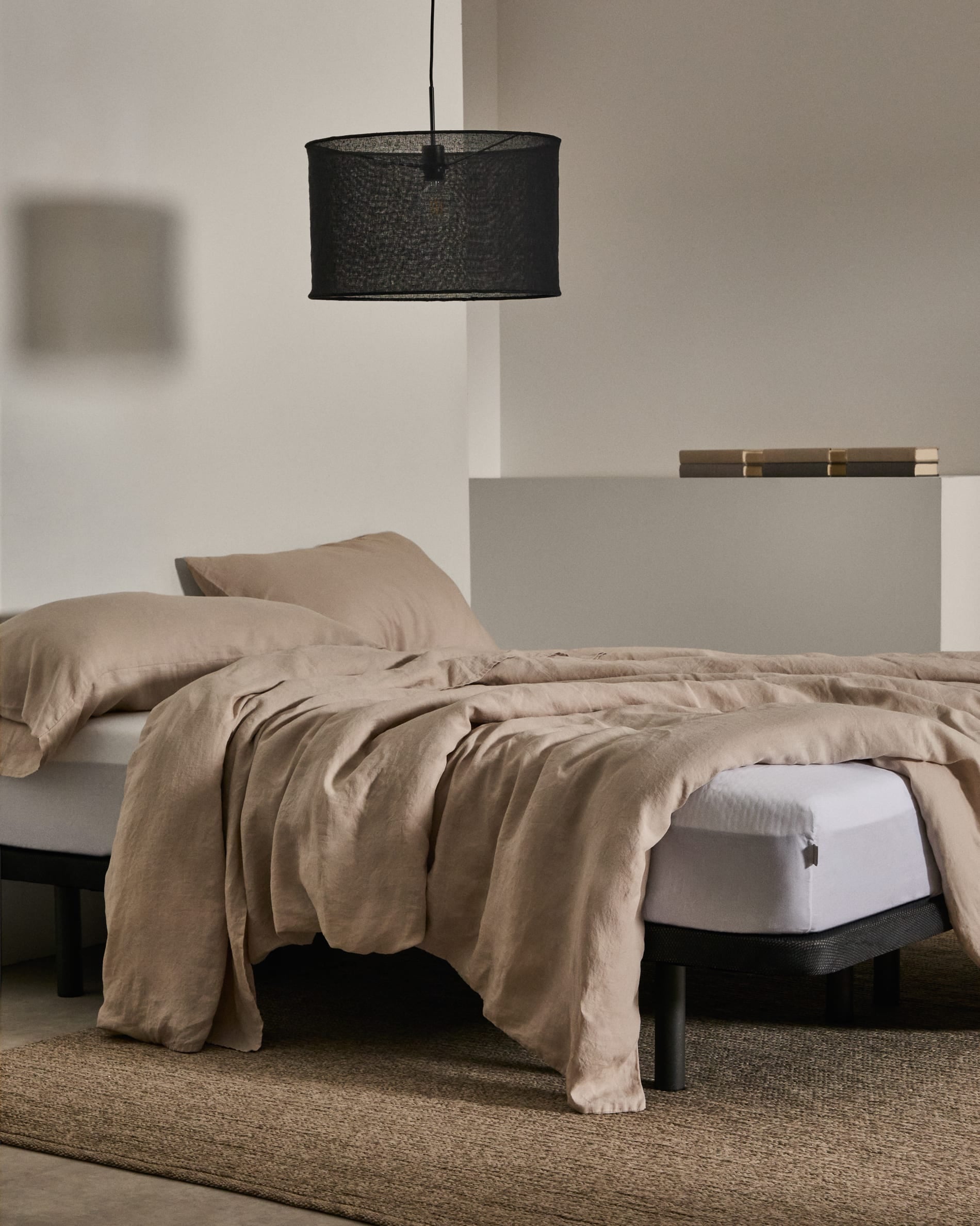 Elegantes Bettgestell aus Holz, 160x200 cm, von Kave Home. Perfekt für ein modernes und gemütliches Schlafzimmer.