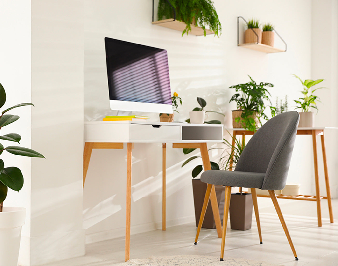 Homeoffice mit moderner Einrichtung