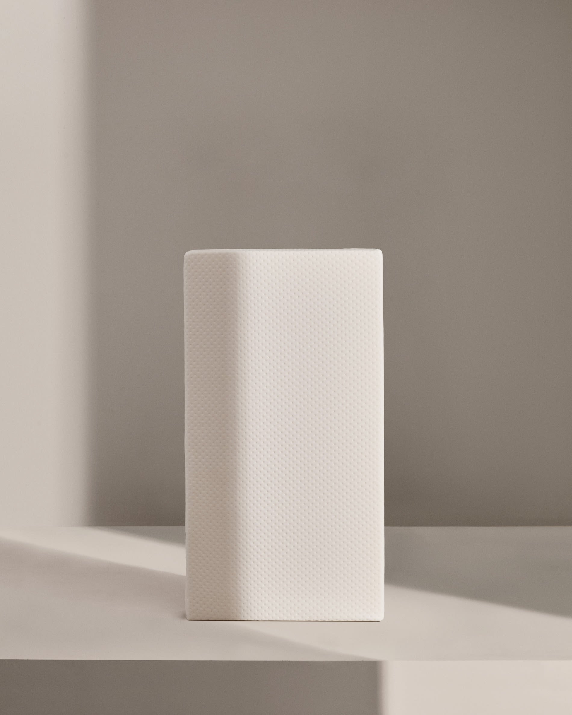 Die Valery Matratze (60 x 120 cm) von Kave Home bietet optimalen Schlafkomfort mit adaptivem Schaumstoff und pflegeleichtem, hypoallergenem Bezug.