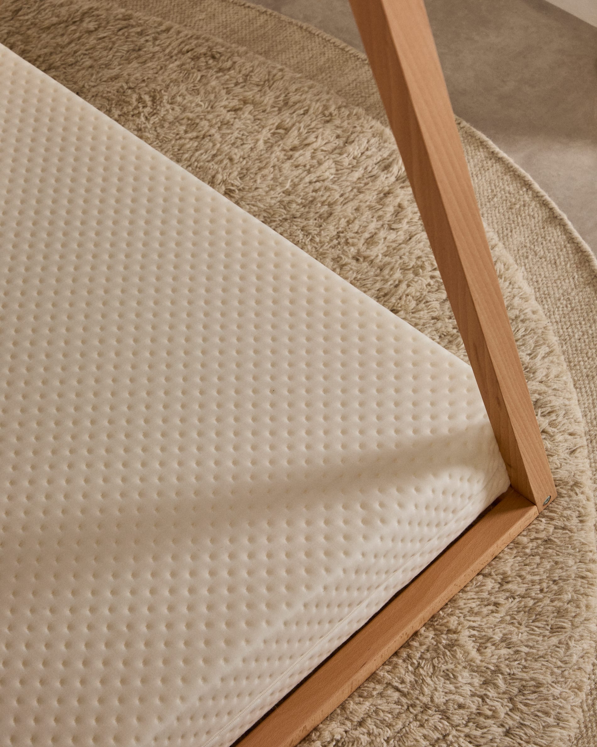 Die Valery Matratze (60 x 120 cm) von Kave Home bietet optimalen Schlafkomfort mit adaptivem Schaumstoff und pflegeleichtem, hypoallergenem Bezug.