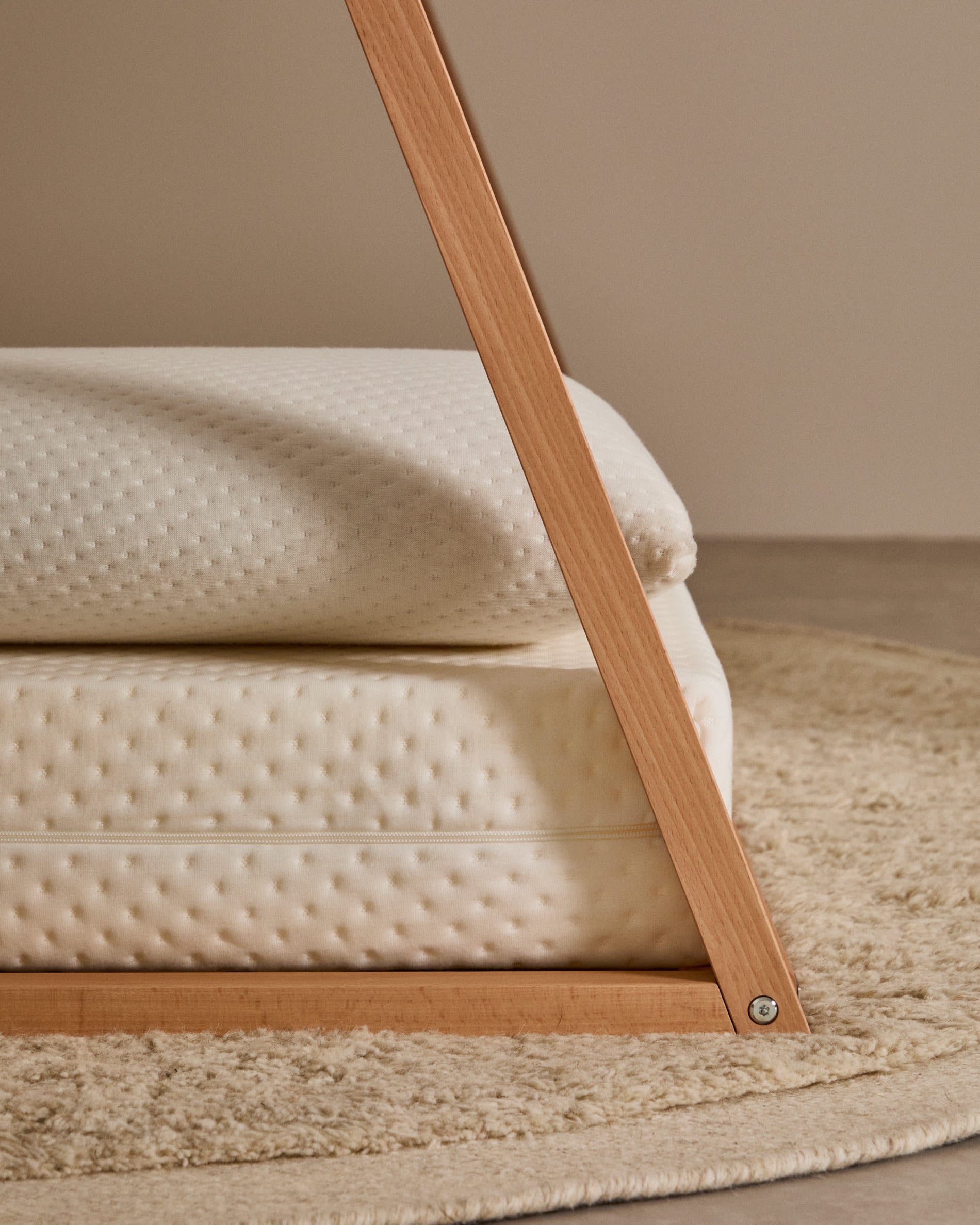 Die Valery Matratze (60 x 120 cm) von Kave Home sorgt für erholsamen Schlaf mit anpassungsfähigem Schaumstoff und waschbarem, hypoallergenem Bezug.