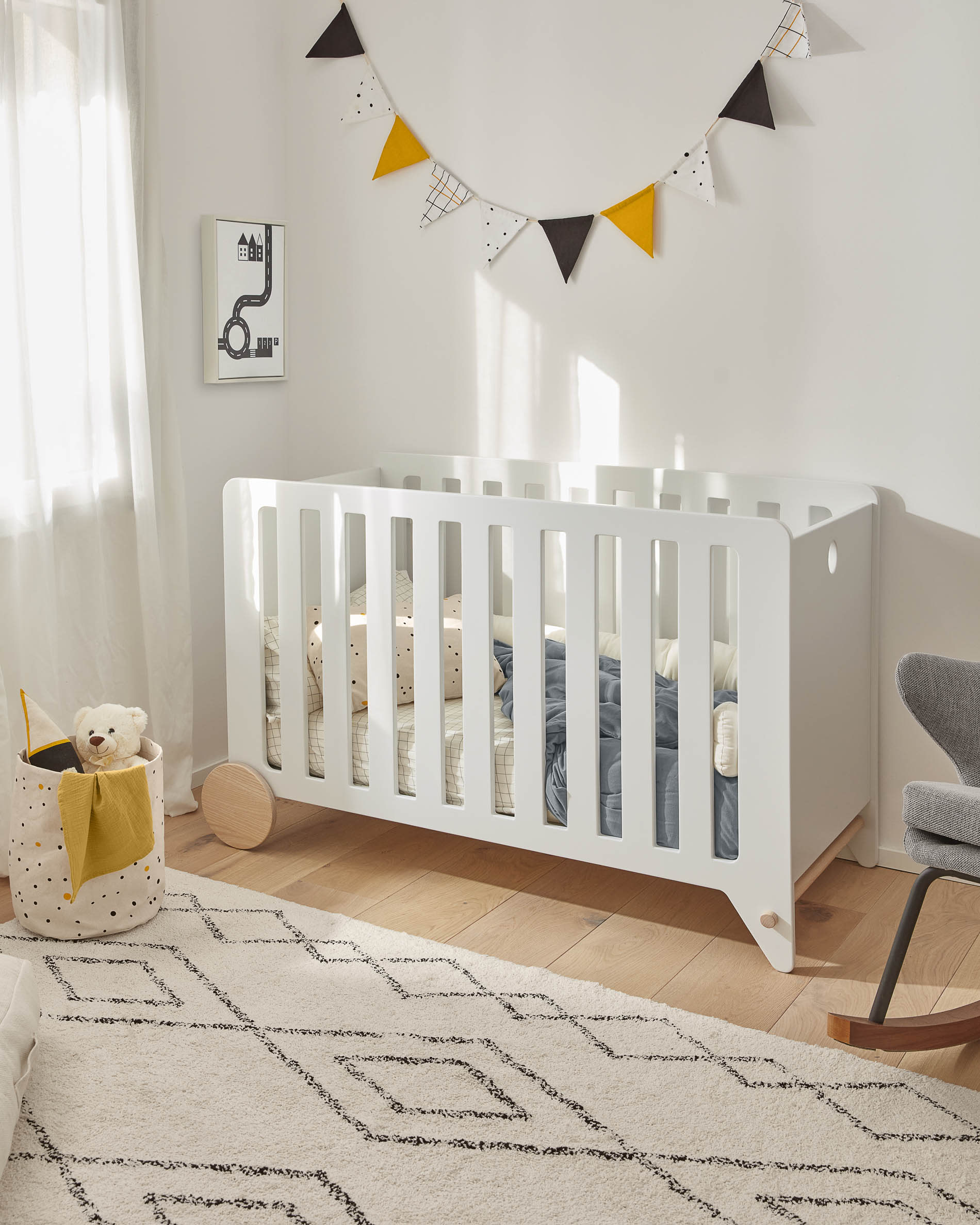 Die Valery Matratze (60 x 120 cm) von Kave Home bietet optimalen Schlafkomfort mit adaptivem Schaumstoff und pflegeleichtem, hypoallergenem Bezug.