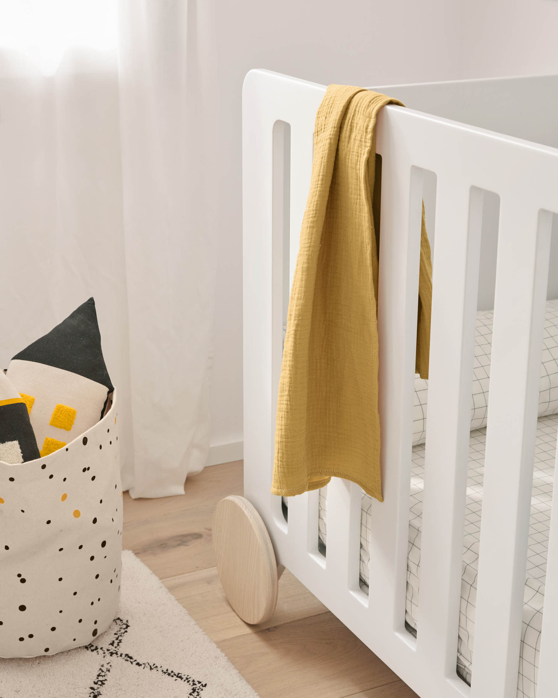 Die Valery Matratze (60 x 120 cm) von Kave Home sorgt für erholsamen Schlaf mit anpassungsfähigem Schaumstoff und waschbarem, hypoallergenem Bezug.