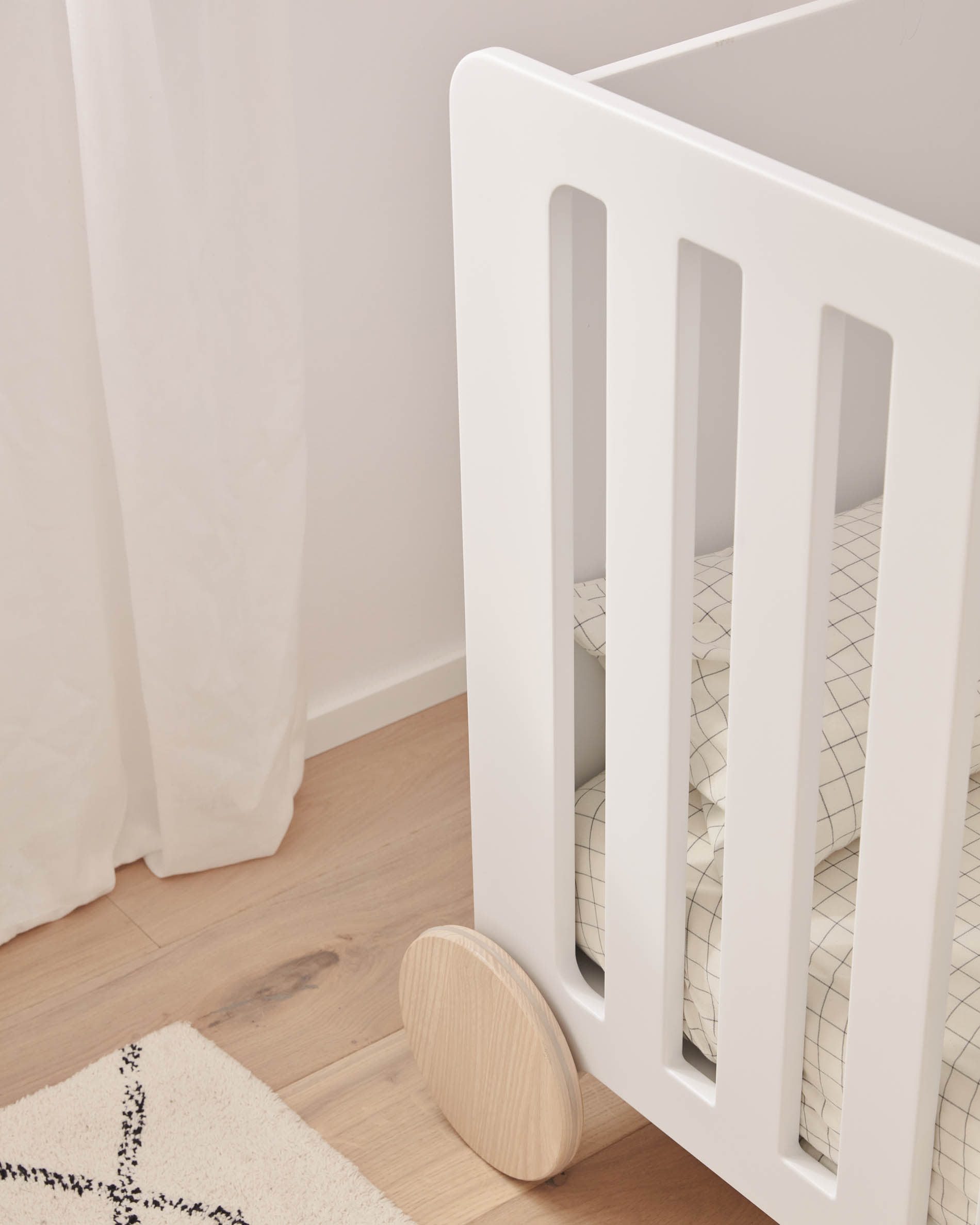 Die Valery Matratze (60 x 120 cm) von Kave Home bietet optimalen Schlafkomfort mit adaptivem Schaumstoff und pflegeleichtem, hypoallergenem Bezug.